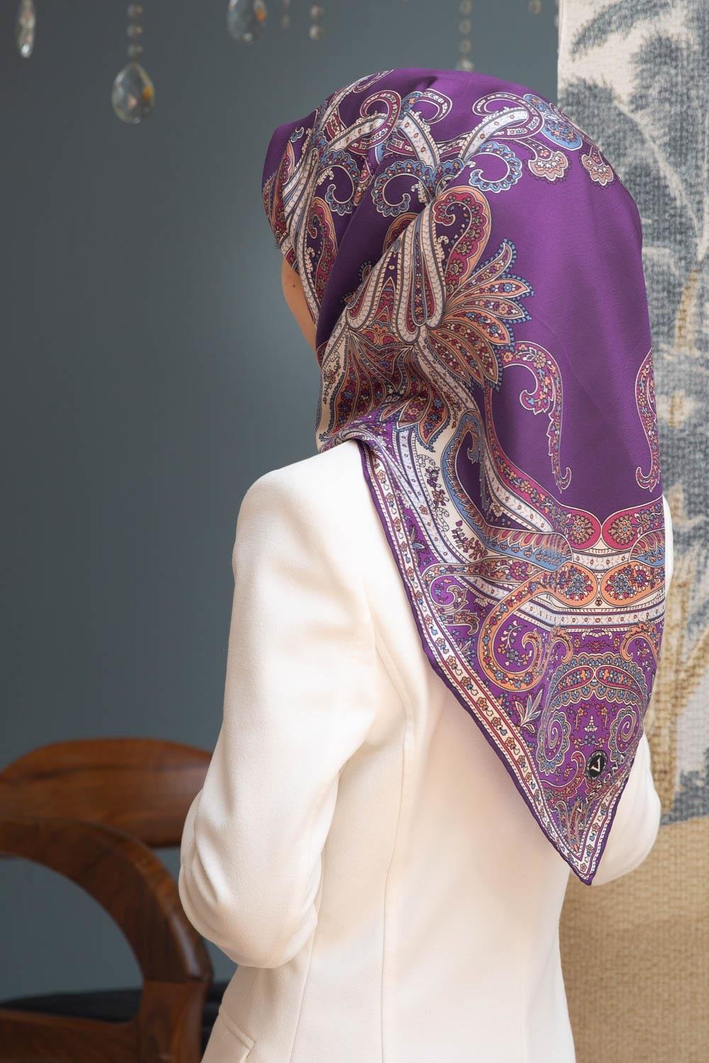 %100 Twill İpek Şal Desenli Mürdüm - Fuşya Renkli 90x90 Eşarp Dikim Şekli : El Dikişi