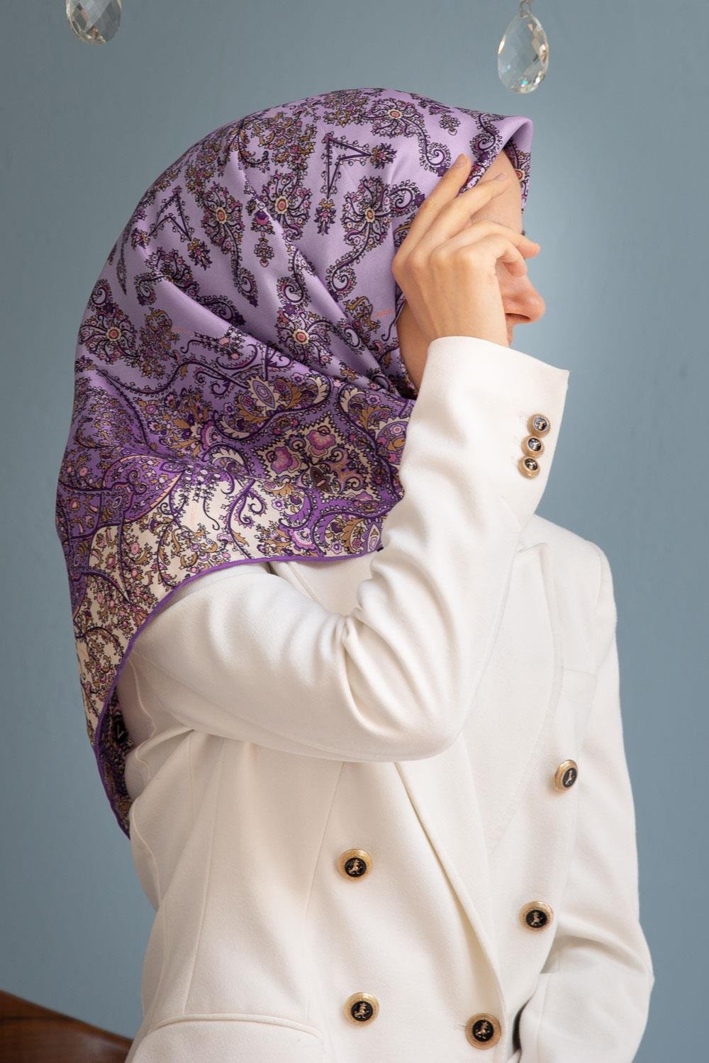 %100 Twill İpek Şal Desenli Lila Renkli 90x90 Eşarp Dikim Şekli : El Dikişi