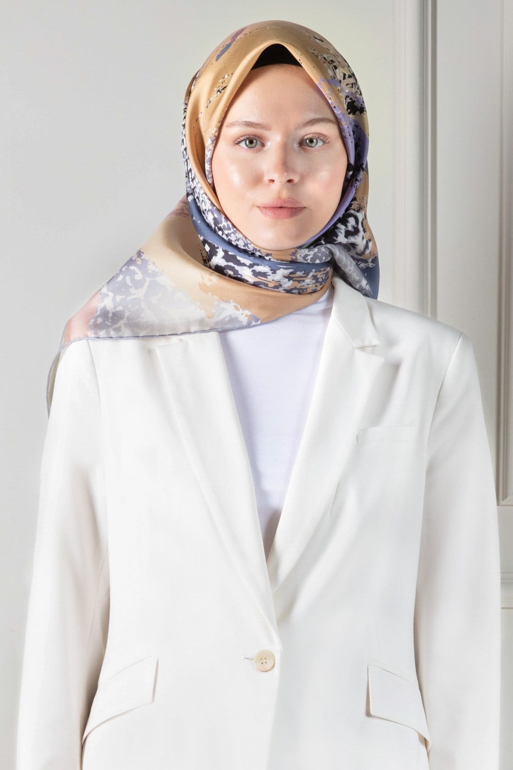 %100 Twill İpek Leopar ve Fırça Desenli Gri - İndigo Renkli 90x90 Eşarp Dikim Şekli : El Dikişi