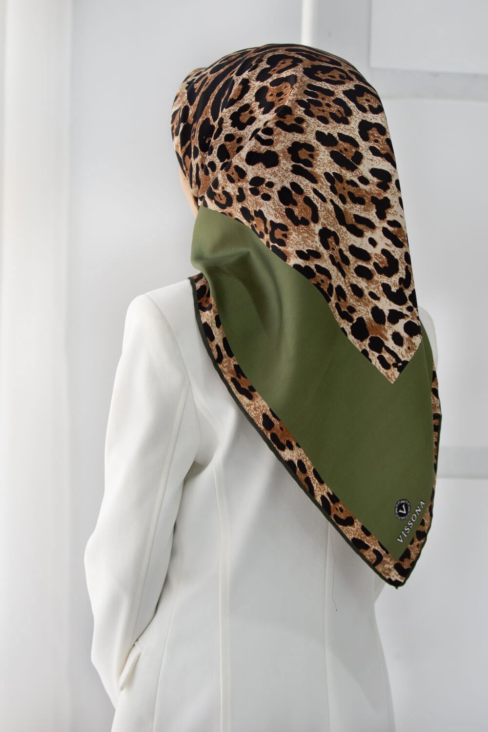 %100 Twill İpek Leopar Desenli Haki Renkli 90x90 Eşarp Dikim Şekli : El Dikişi