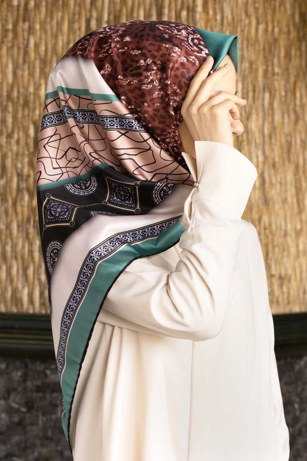 Twill Leopar ve Barok Desenli Mint Yeşili Renkli 90x90 Eşarp (İpek İçermez) Dikim Şekli : El Dikişi