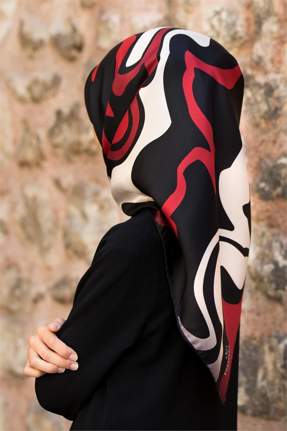100% Twill İpek Dalga Desenli Siyah - Bordo Renkli 90x90 Dikim Şekli : El Dikişi Eşarp