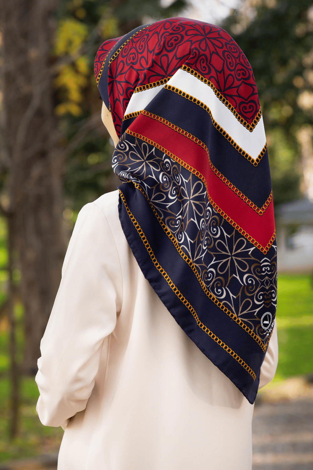 Twill Gold Detaylı ve Geometrik Desenli Lacivert - Krem Renkli 90x90 Eşarp (İpek İçermez) Dikim Şekli : El Dikişi