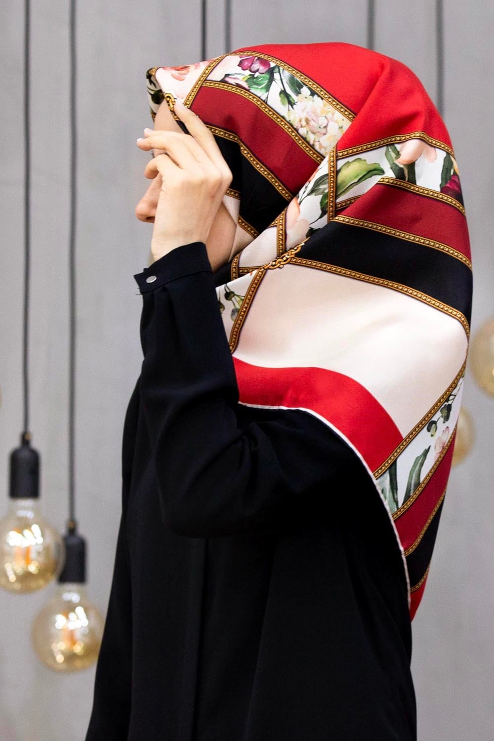 100% Twill İpek Şeritli Çiçek Desenli Kırmızı - Krem Renkli 90x90 Dikim Şekli : El Dikişi Eşarp