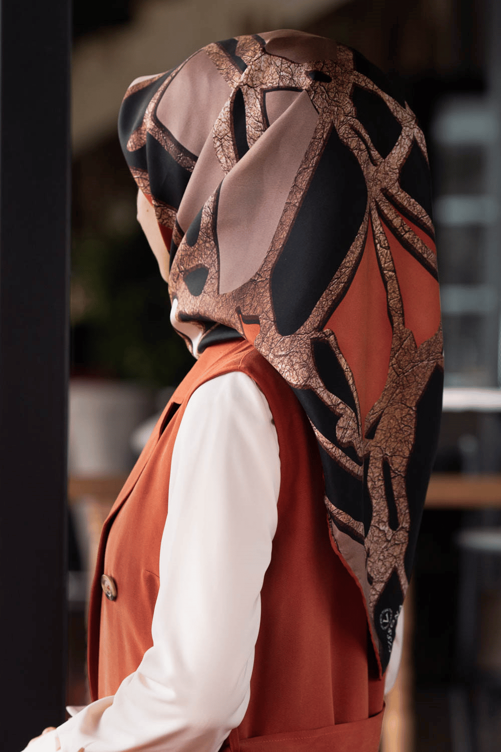 % 57 İPEK % 43 VİSKON Twill İpek Gold Efektli Geometrik Desenli Siyah - Taba Renkli 90x90 Eşarp Dikim Şekli : El Dikişi