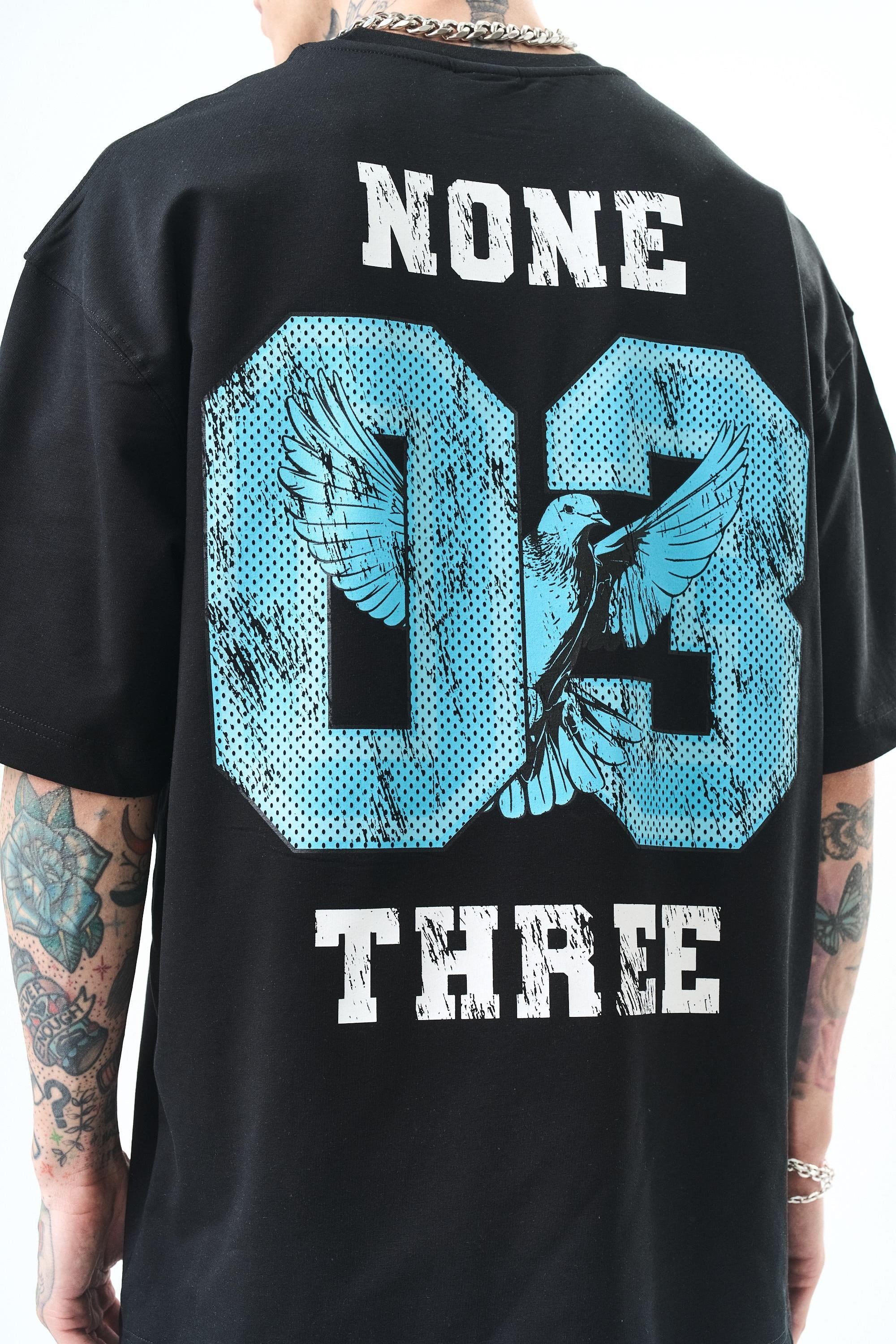 erkek-none-three-baskili-oversize-t-sh-812e1d.jpg