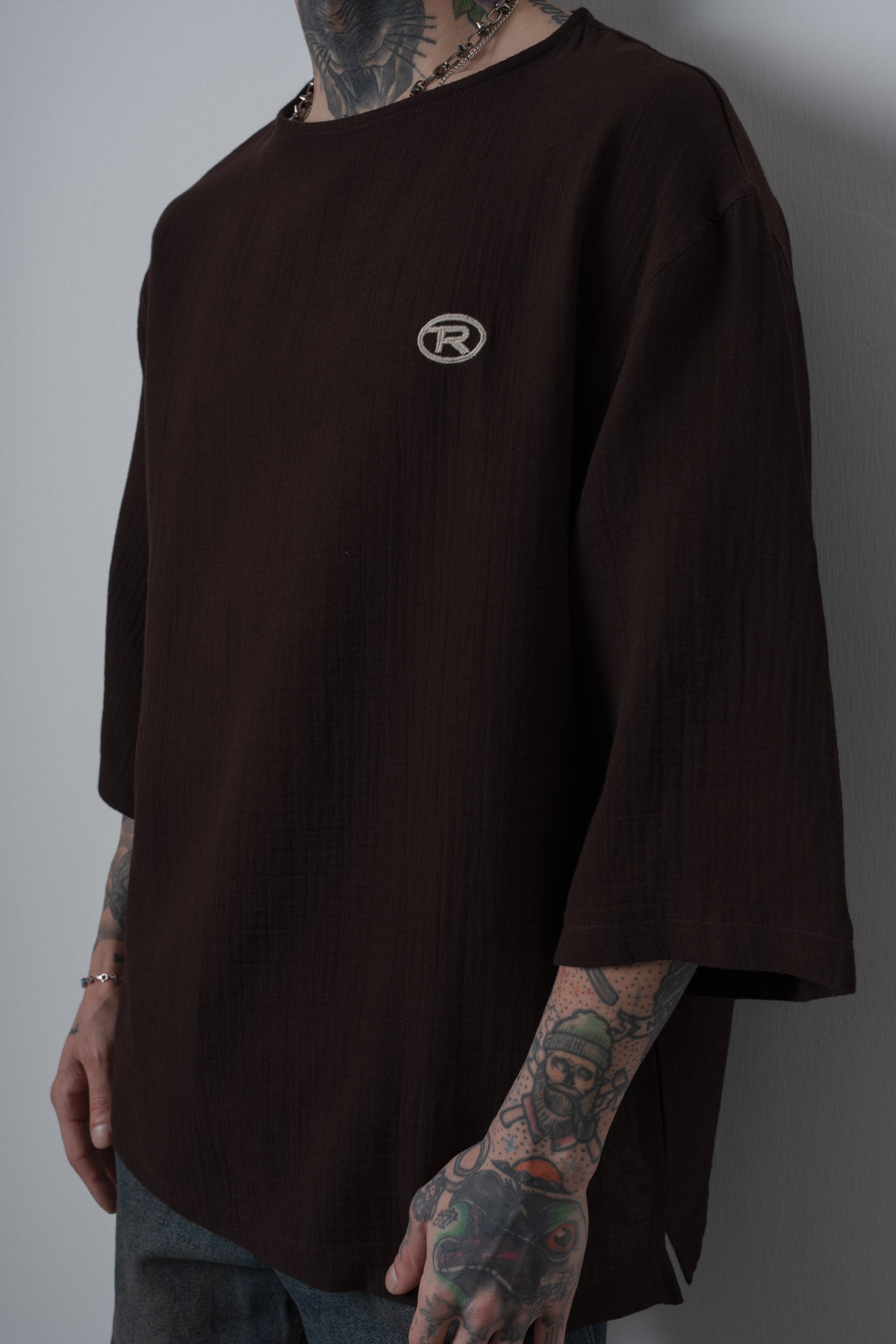 Erkek R Nakışlı Fakir Kol Müslin Oversize T-Shirt Acı Kahve