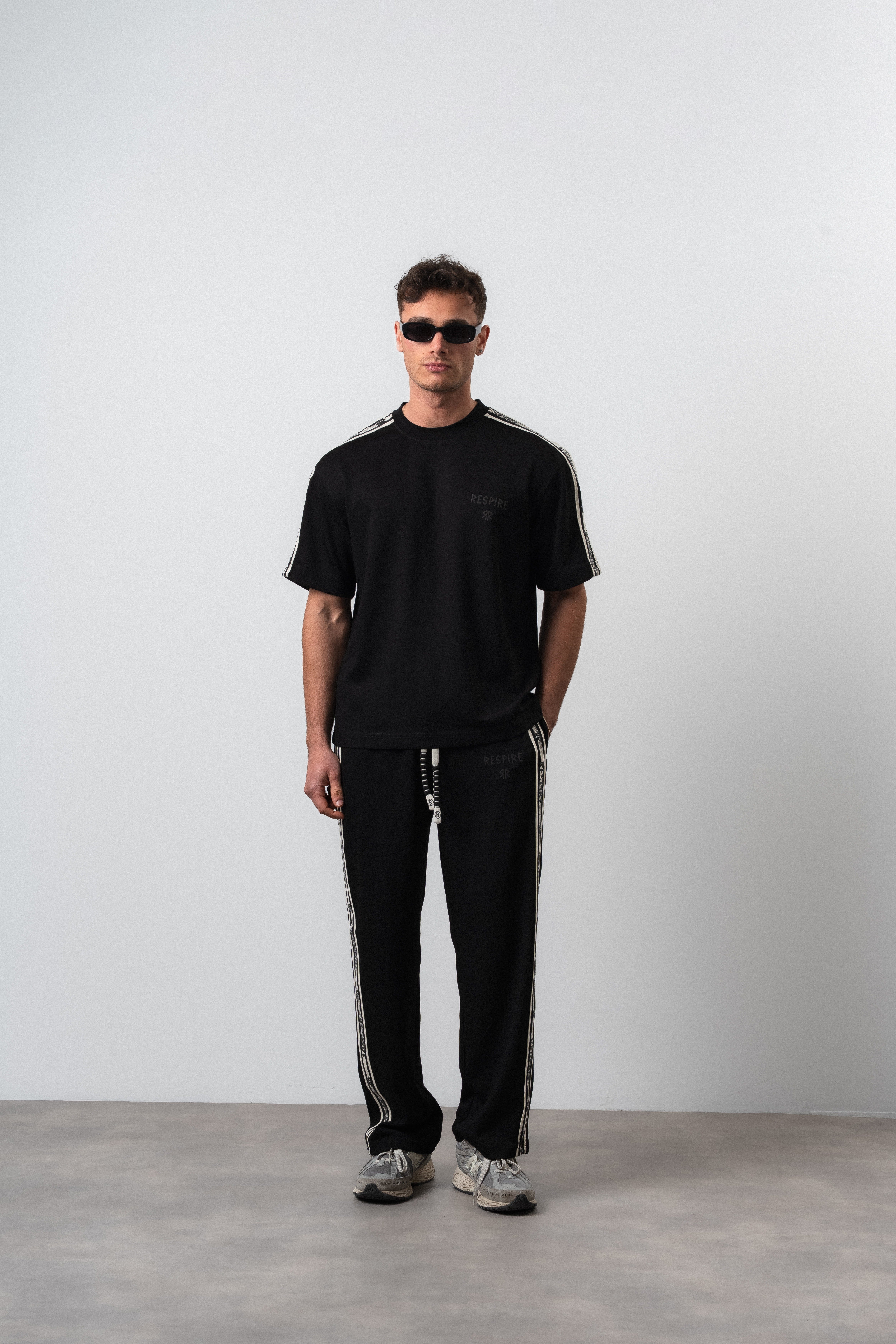 Erkek Respire Şerit Detaylı Regular Fit T-Shirt Pantolon Takım Siyah
