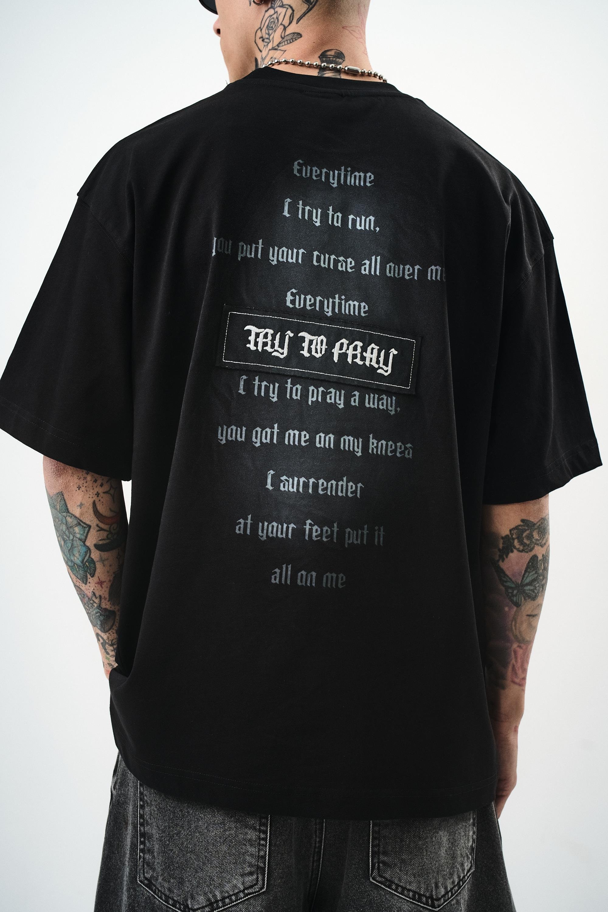 Erkek Try To Pray Nakışlı Oversize T-Shirt Siyah