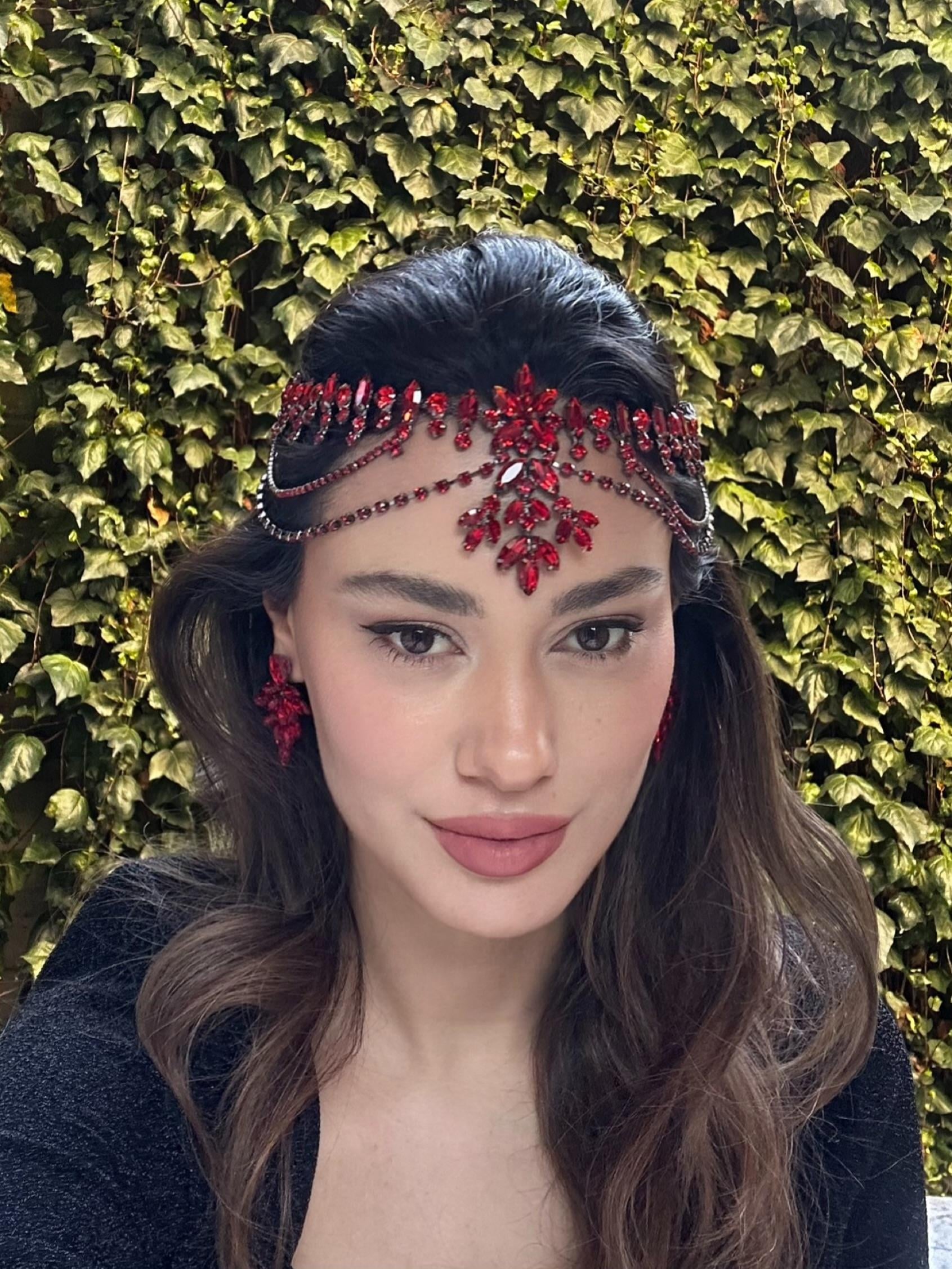 Ala Model Kırmızı Alınlık ve Küpesi