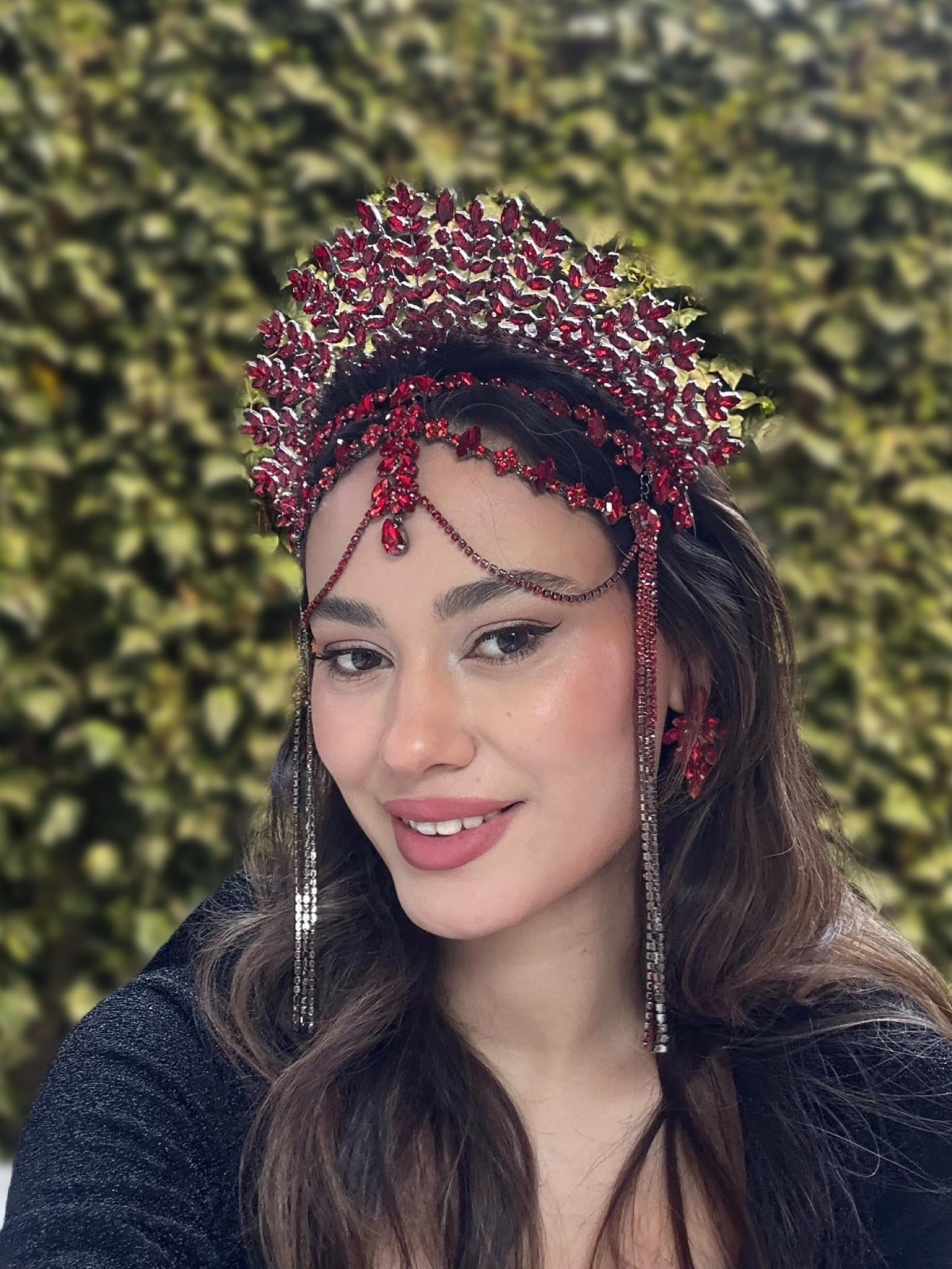 Lina Model Kırmızı Tac