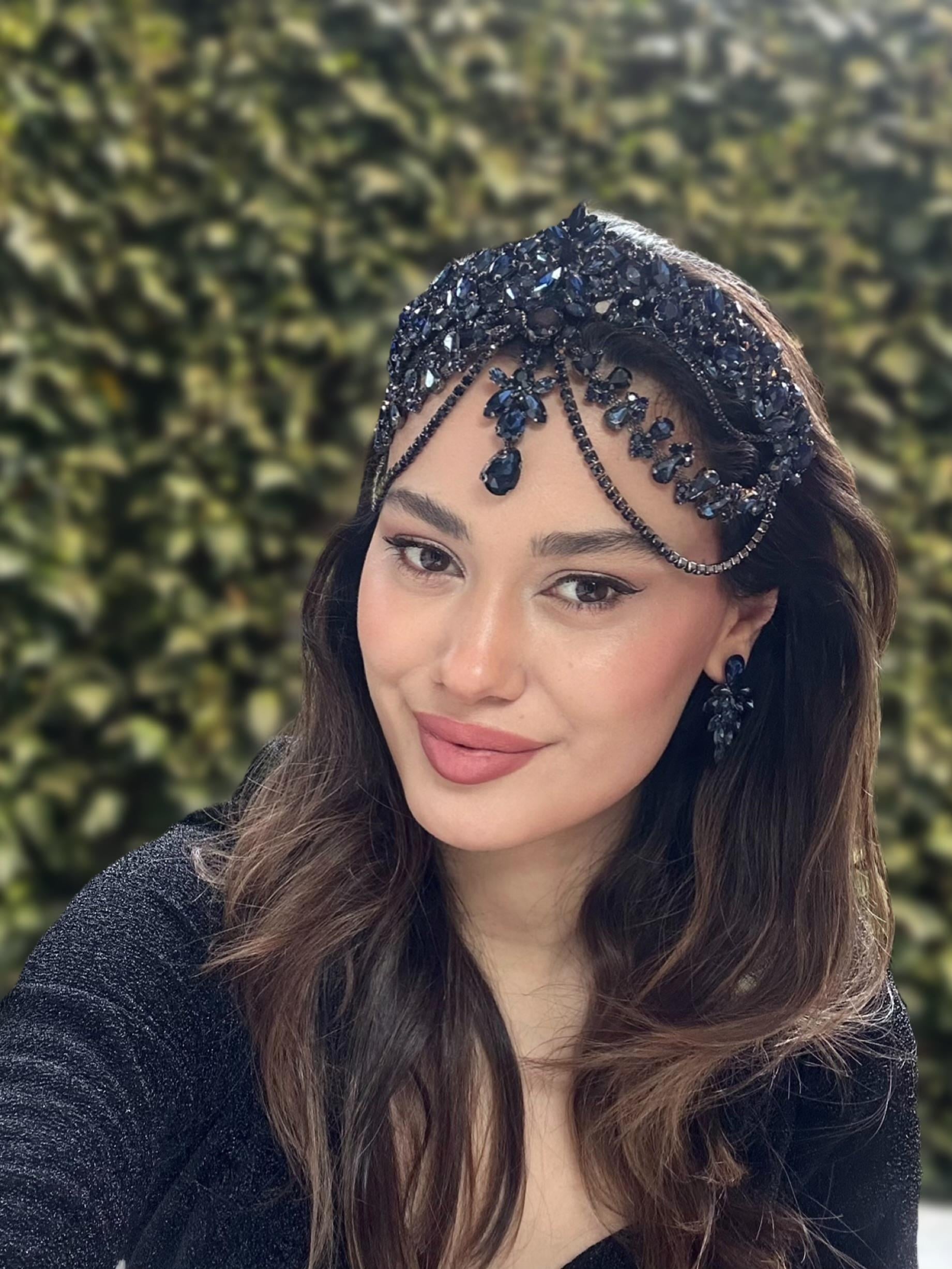 Paris's Model Lacivert Alınlık ve Küpesi