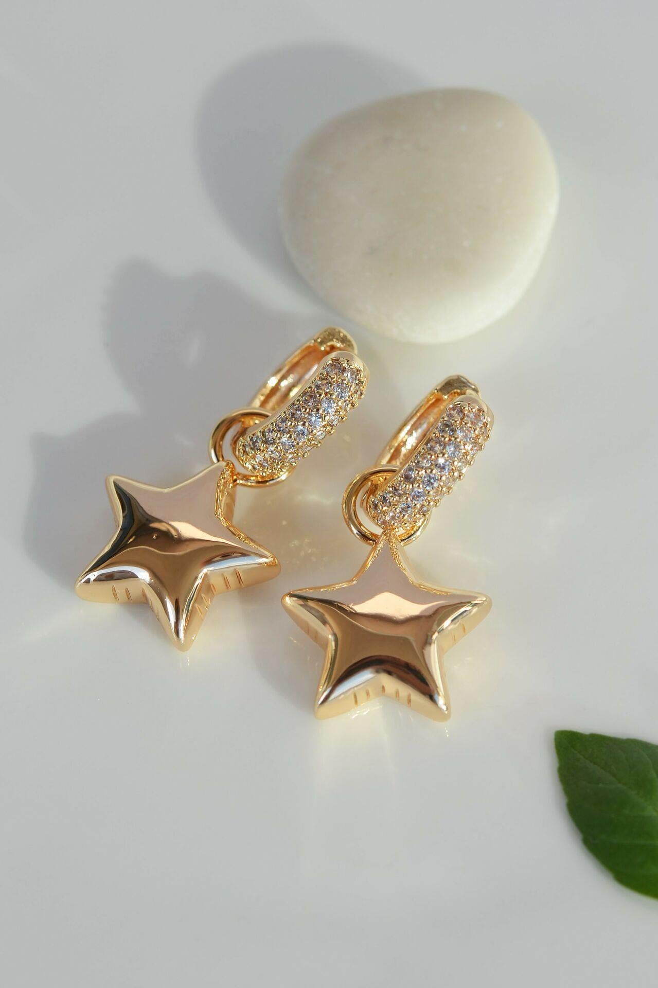 Bombeli Yıldız Charmlı Zirkon Küpe Yıldızlı Küpe