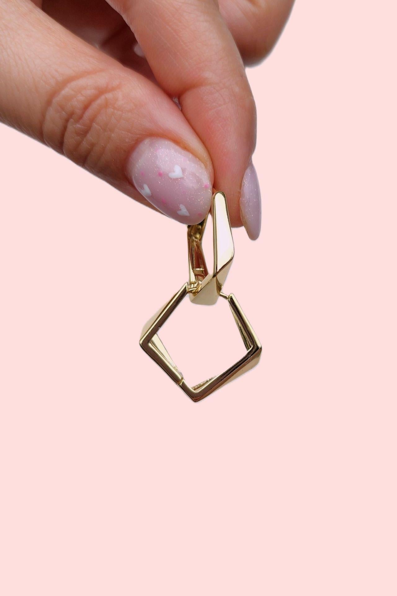 Gold Renk Asimetrik Dörtgen Küpe