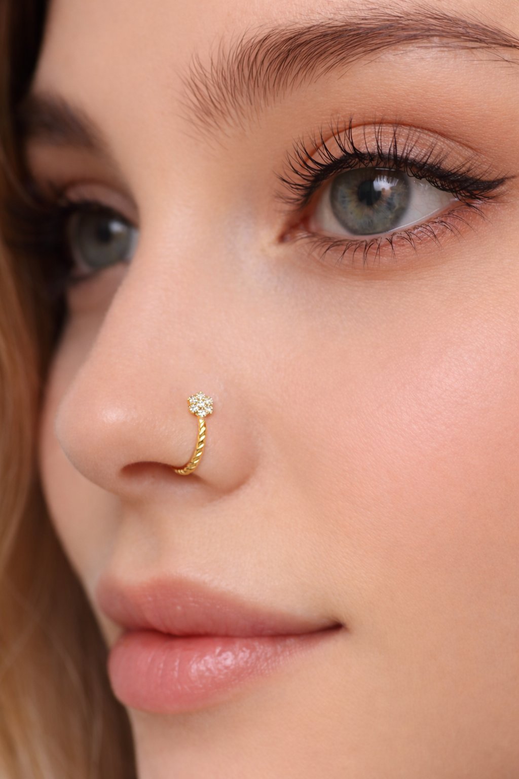 Mini Papatya Sıkıştırmalı Hızma Gold Mini Papatya Sıkıştırmalı Kıkırdak Küpesi