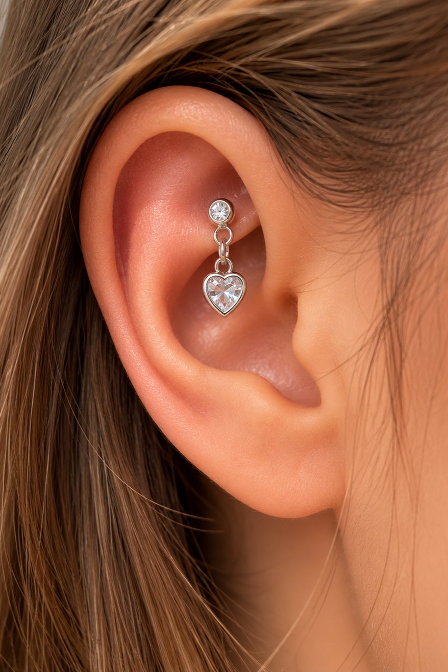 Zirkon Taşlı Kalp Charm Sallantılı Rook Piercing Çelik Bar 1.2 mm