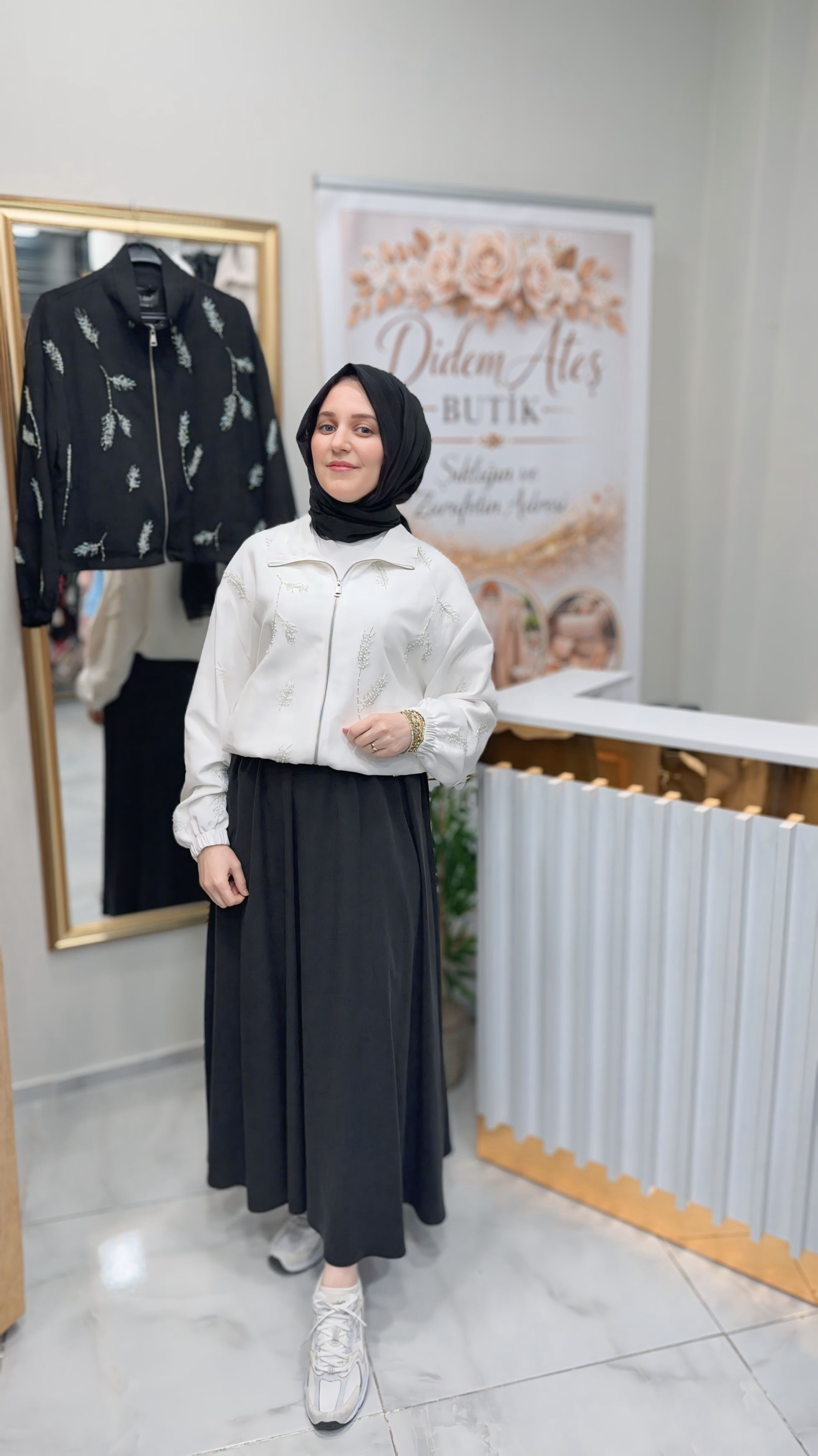 Boncuk İşleme Desenli İthal Kısa Ceket