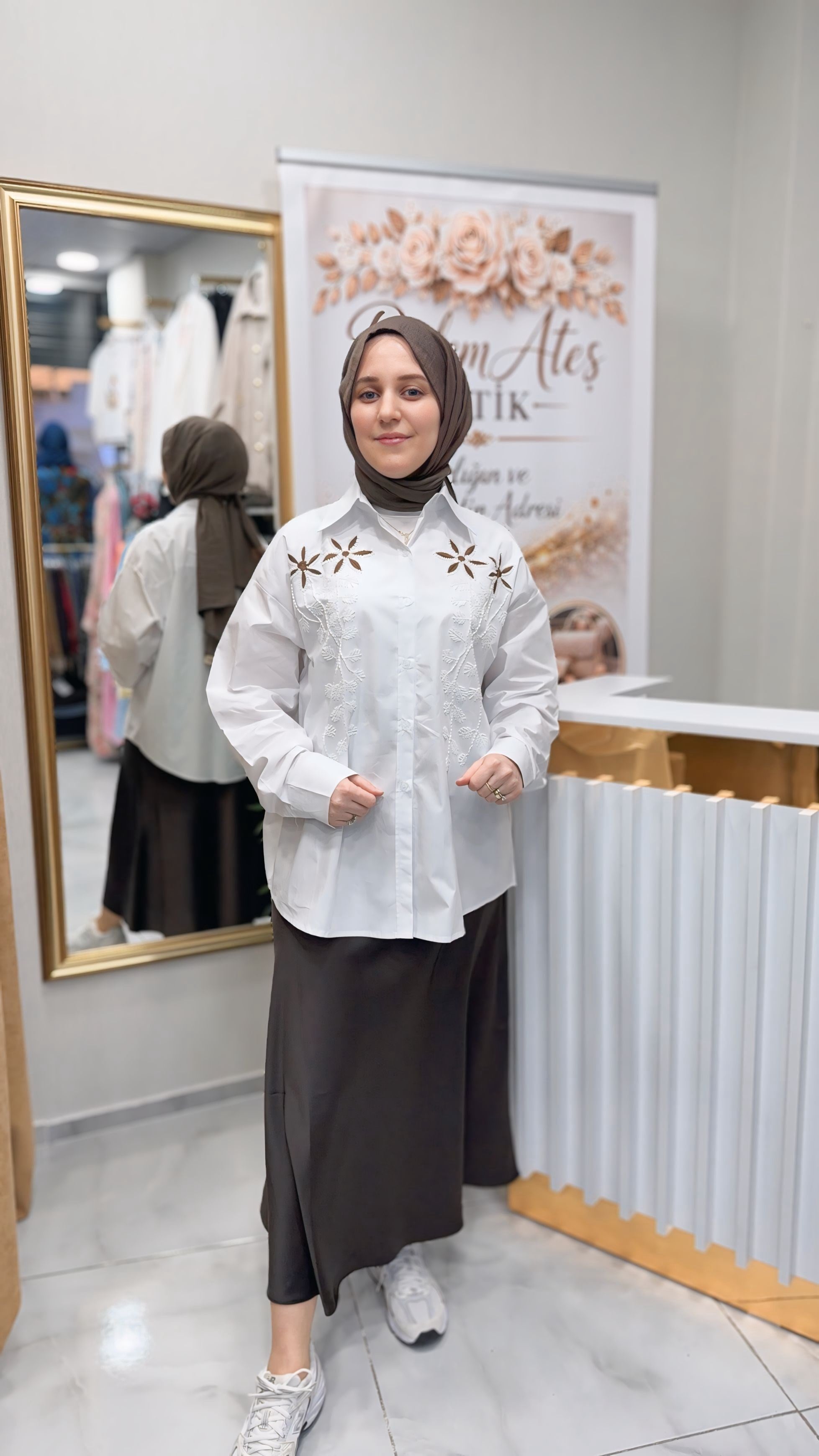 Kahve Çiçek Desen  Boncuk İşlemeli İthal Gömlek 