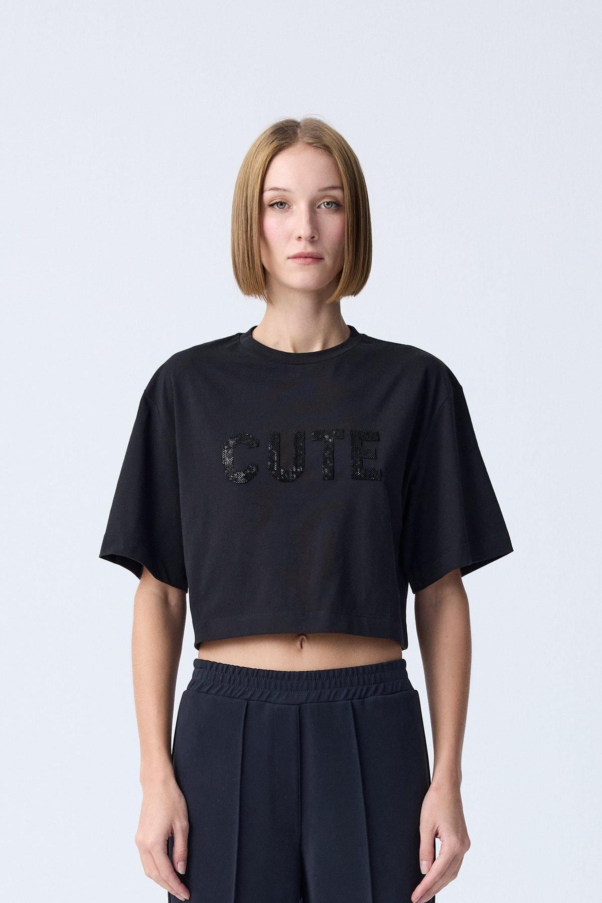 Payet Detaylı Siyah Crop T-Shirt