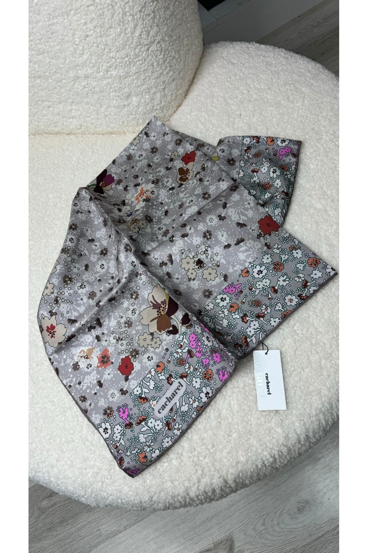 Semra İlhan - Cacharel Desenli İpek Twill Eşarp