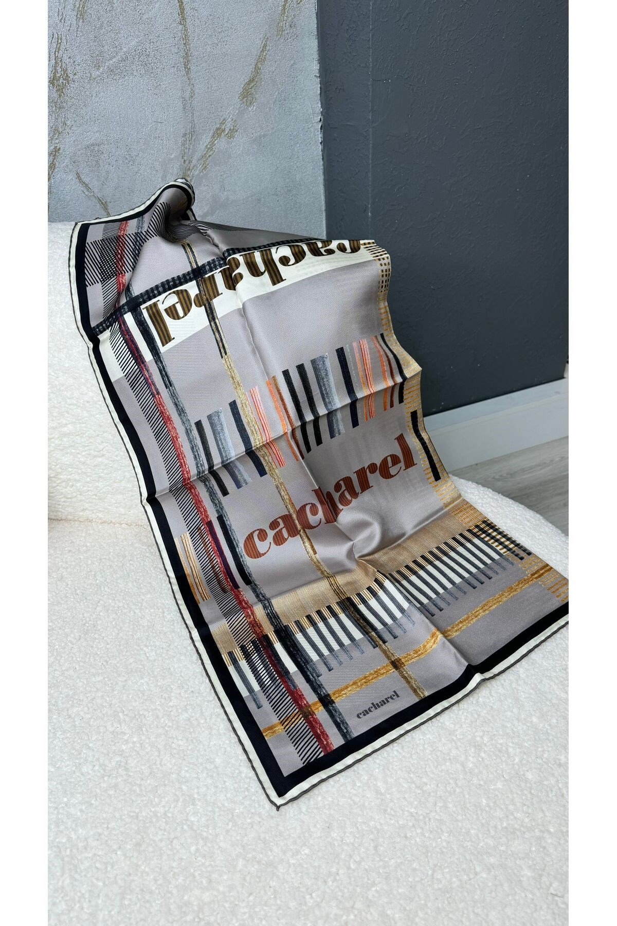 Semra İlhan - Cacharel Desenli İpek Twill Eşarp