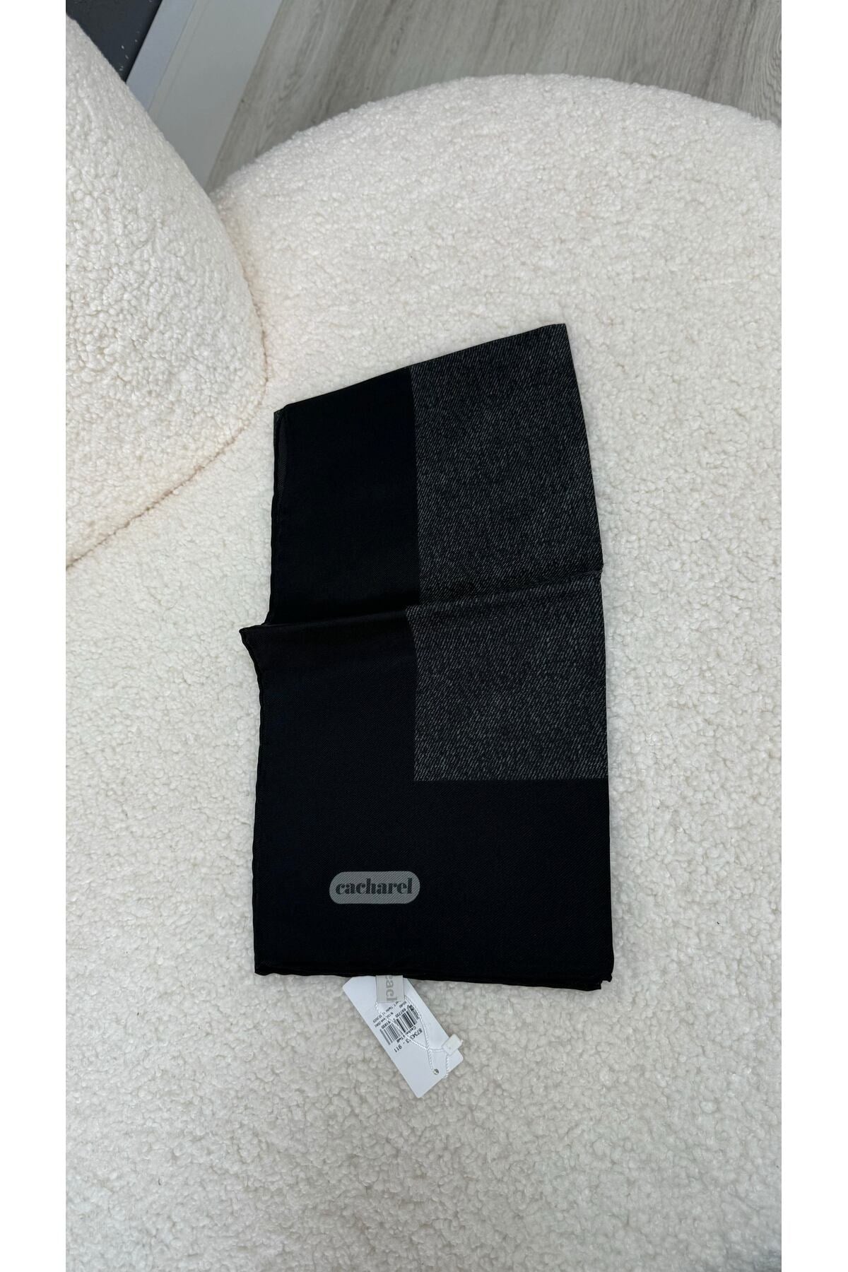 Semra İlhan - Cacharel İpek Twill Eşarp