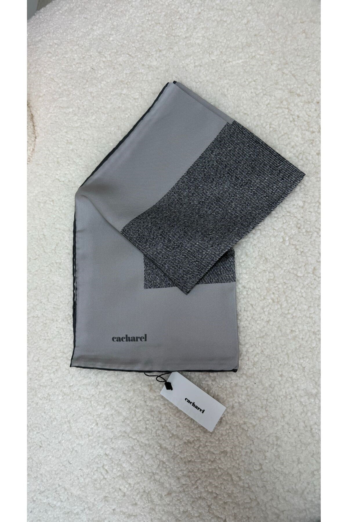 Semra İlhan - Cacharel İpek Twill Eşarp