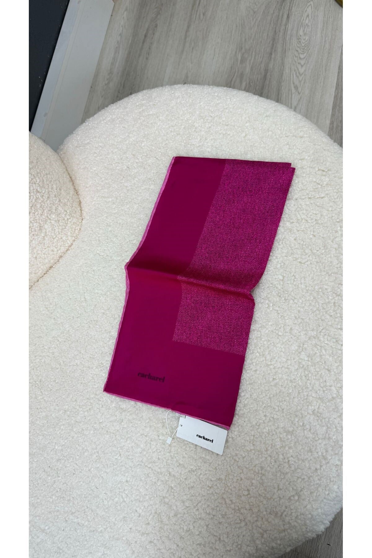 Semra İlhan - Cacharel İpek Twill Eşarp
