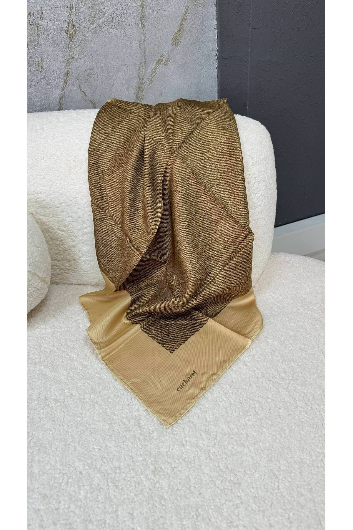 Semra İlhan - Cacharel İpek Twill Eşarp