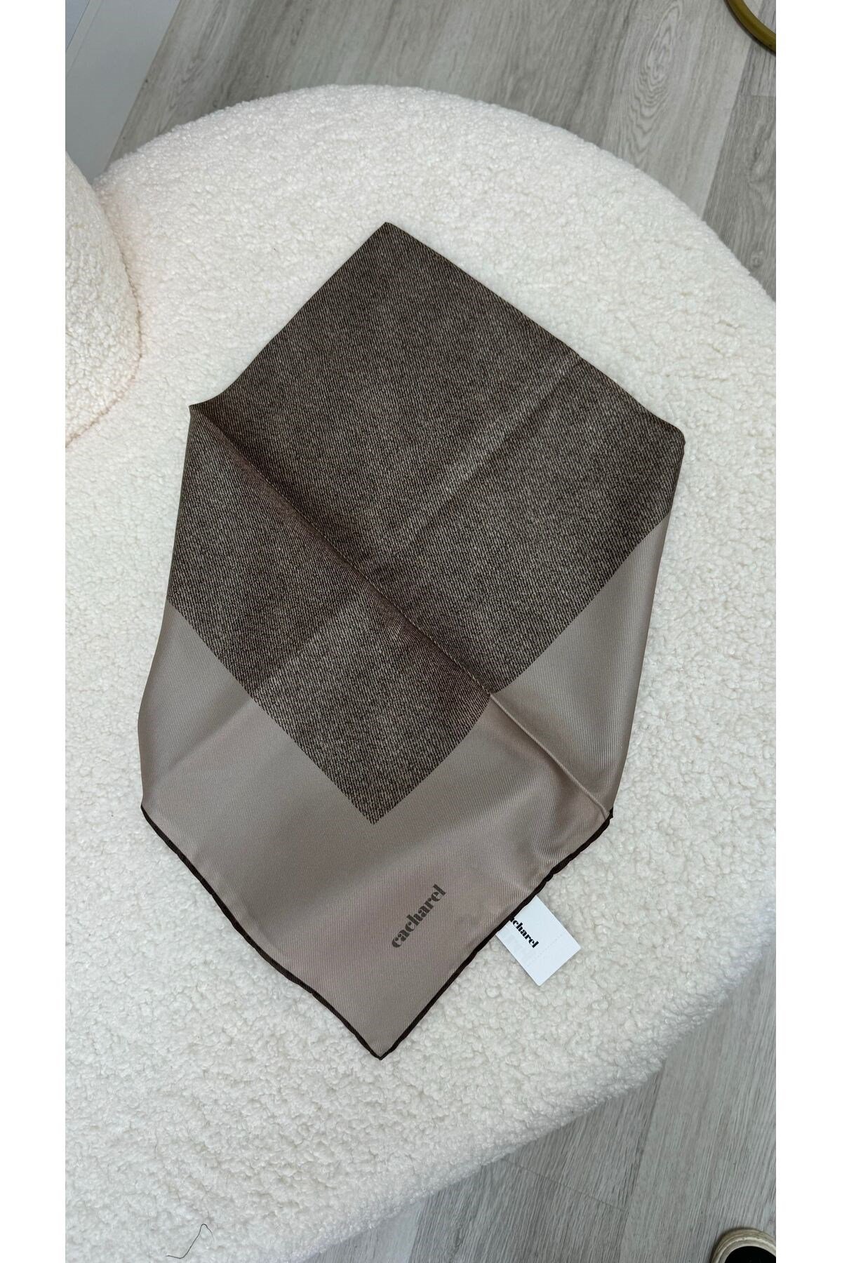 Semra İlhan - Cacharel İpek Twill Eşarp