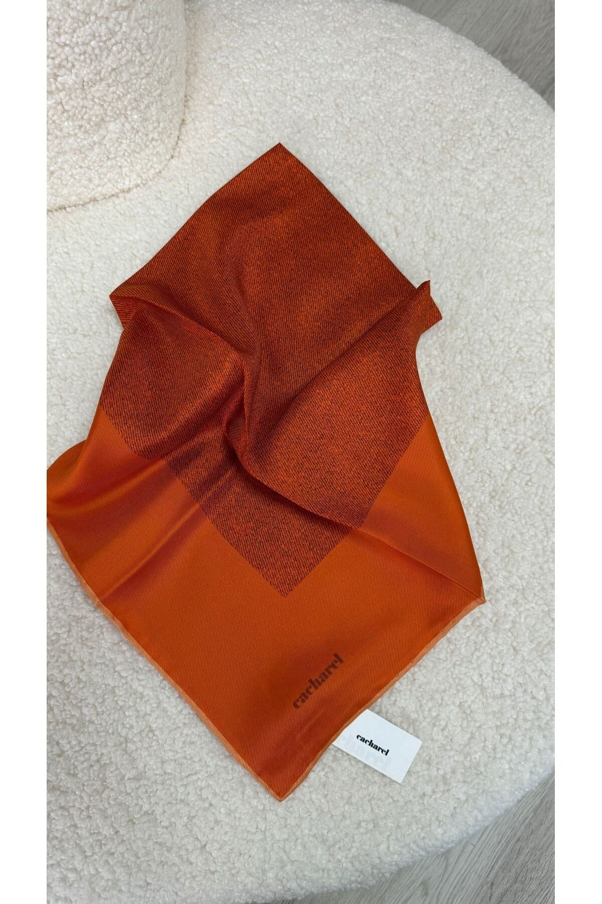 Semra İlhan - Cacharel İpek Twill Eşarp