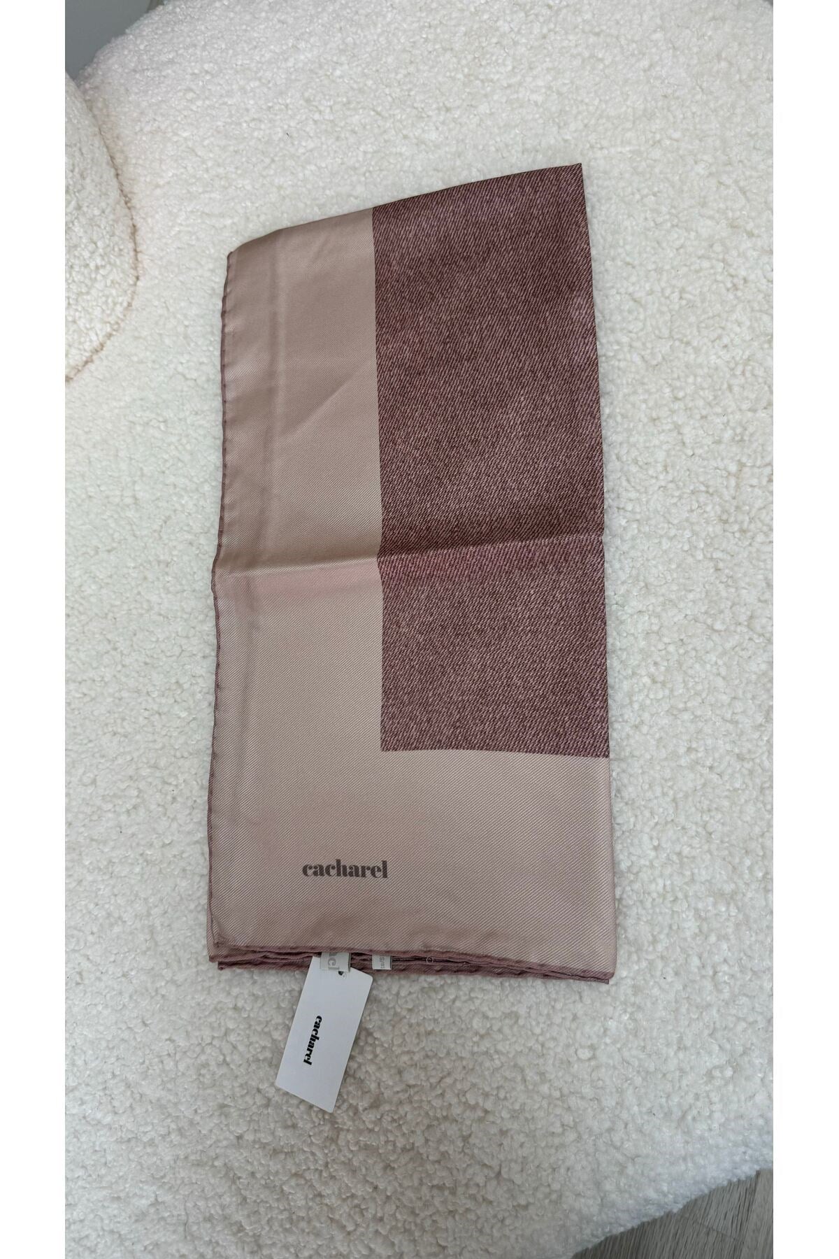 Semra İlhan - Cacharel İpek Twill Eşarp