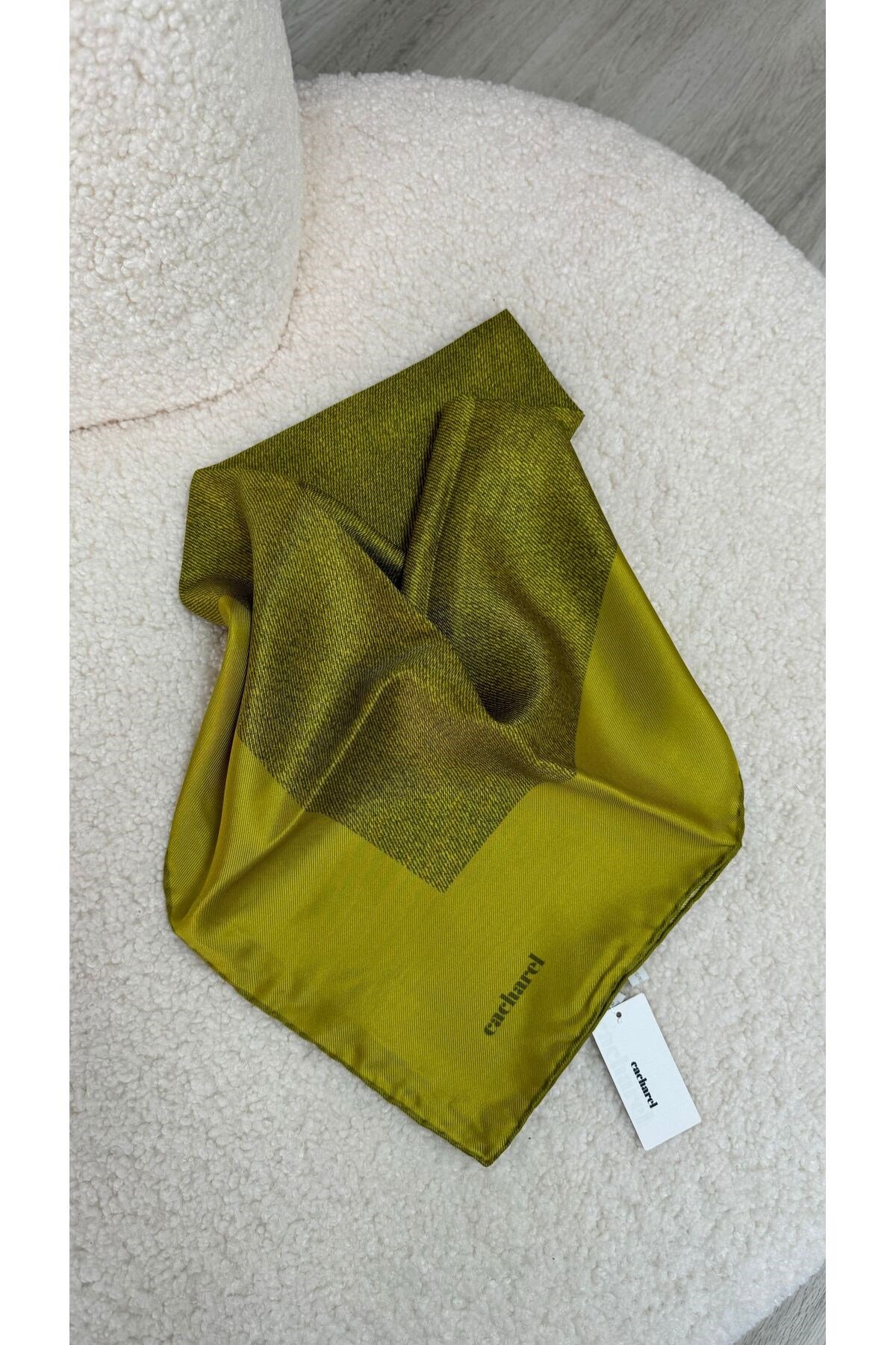 Semra İlhan - Cacharel İpek Twill Eşarp