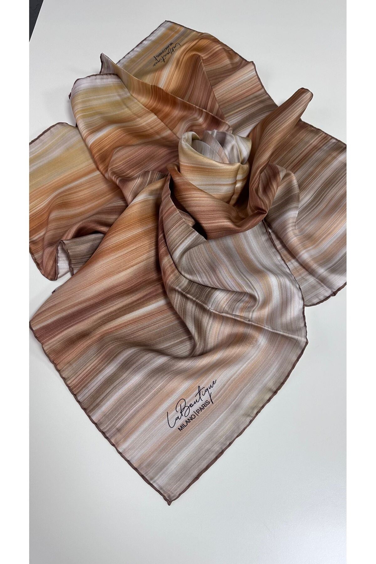 Semra İlhan - La Boutique Yeni Sezon 1909 Twill İpek Eşarp