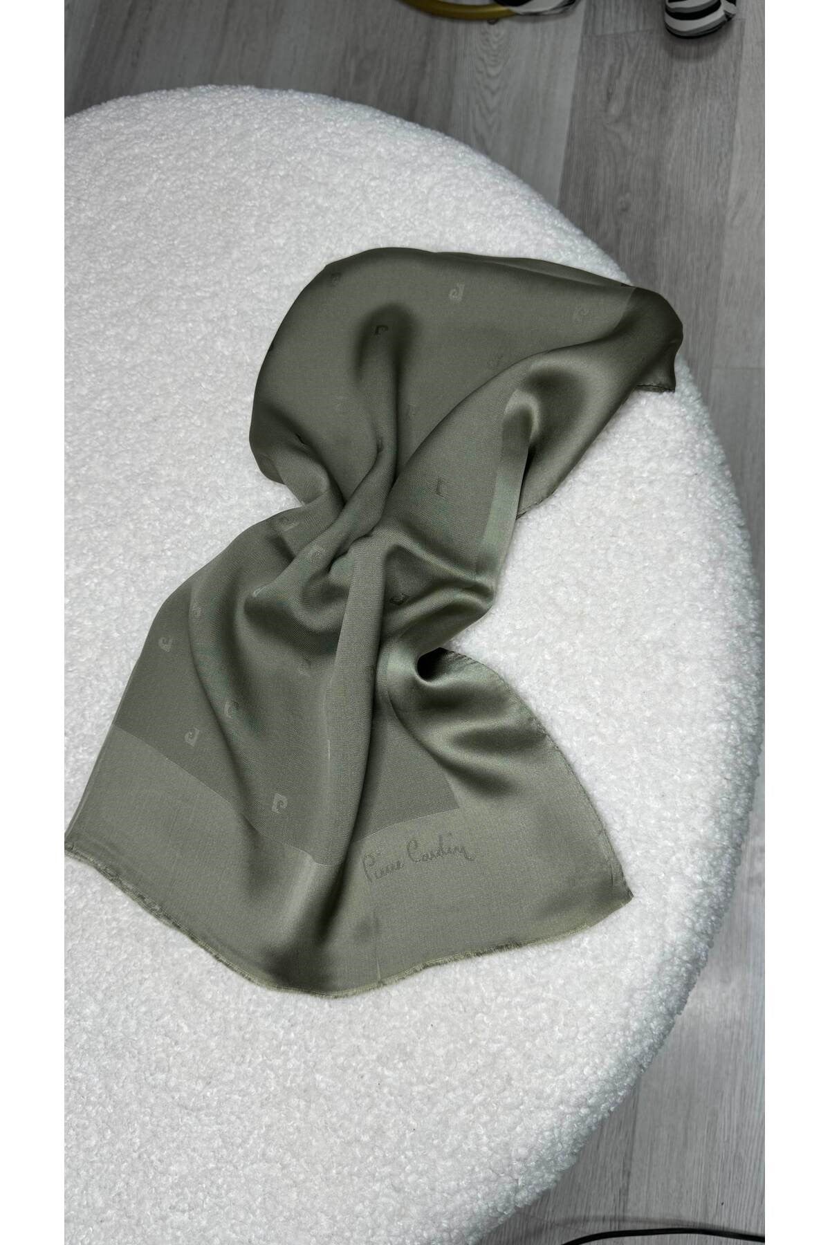 Semra İlhan - Pierre Cardin İpek Şal