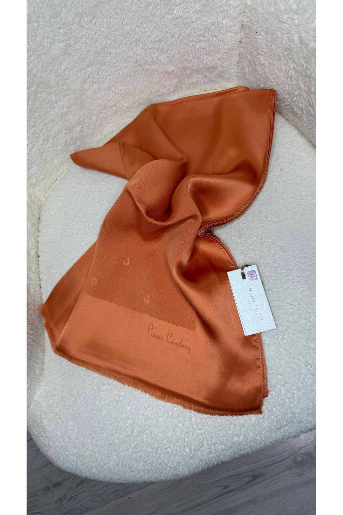 Semra İlhan - Pierre Cardin İpek Şal