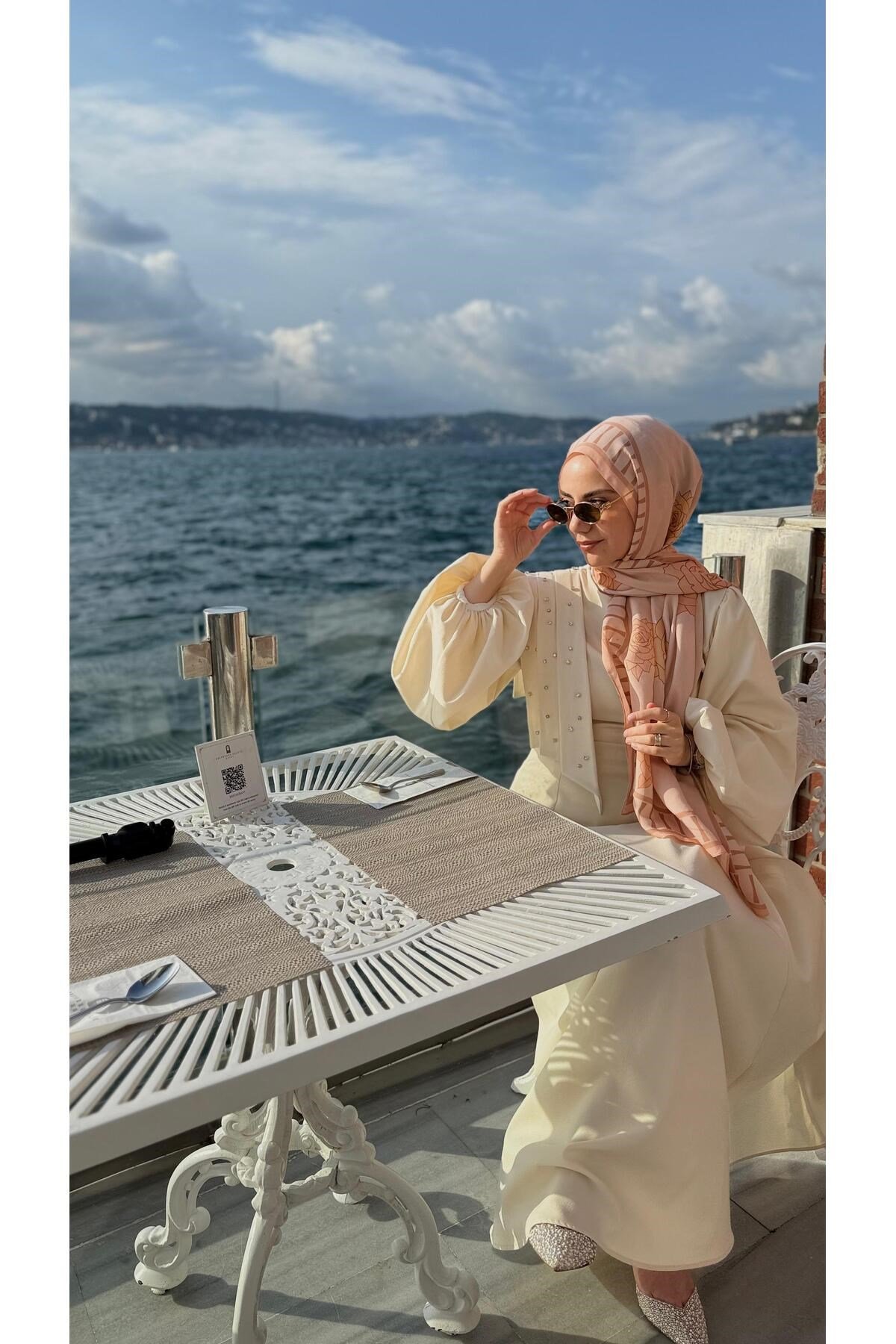 Taş İşlemeli Balon Kollu Elbise Taş