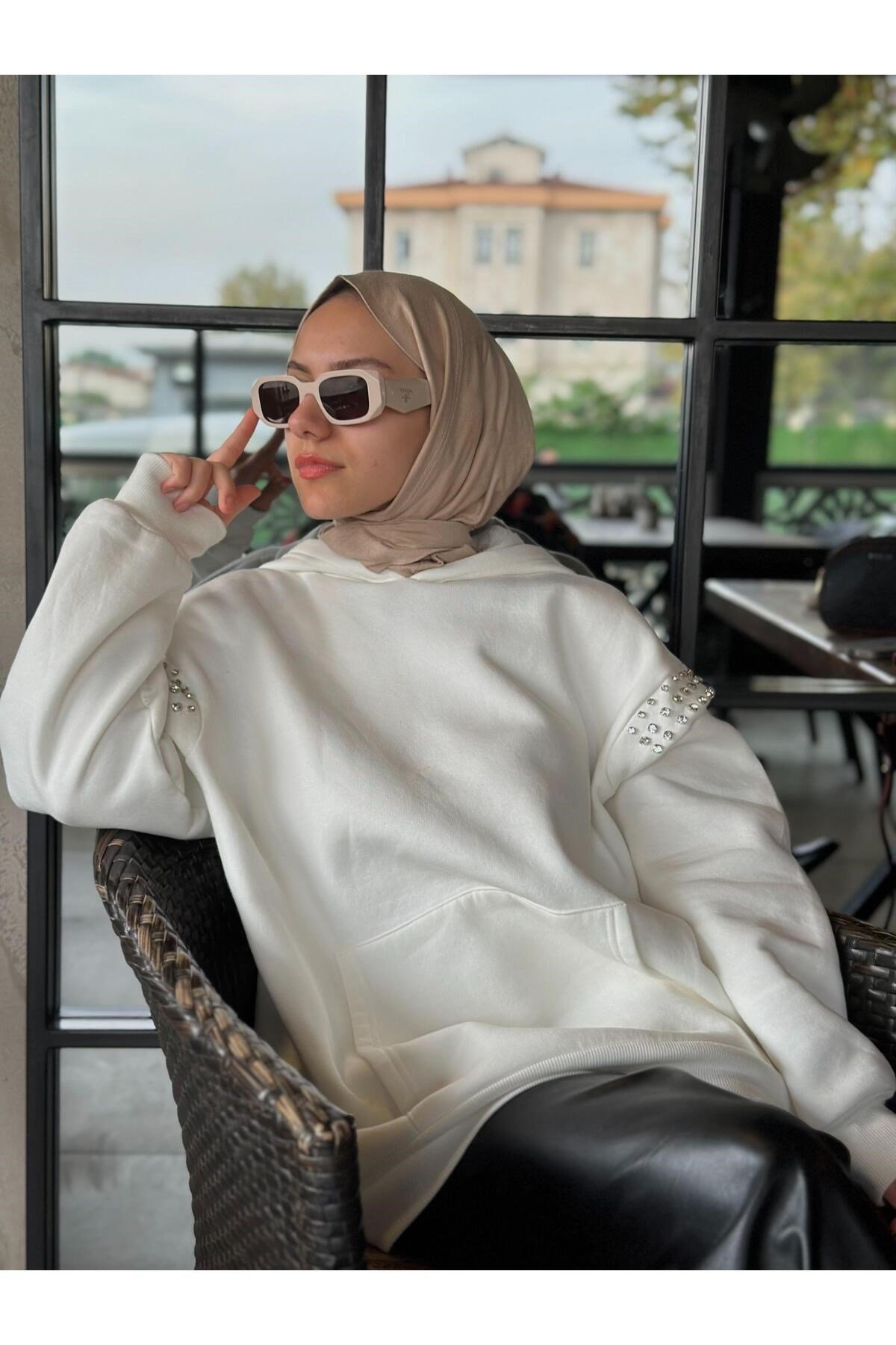 Taş İşlemeli Kapüşonlu Sweatshirt Ekru