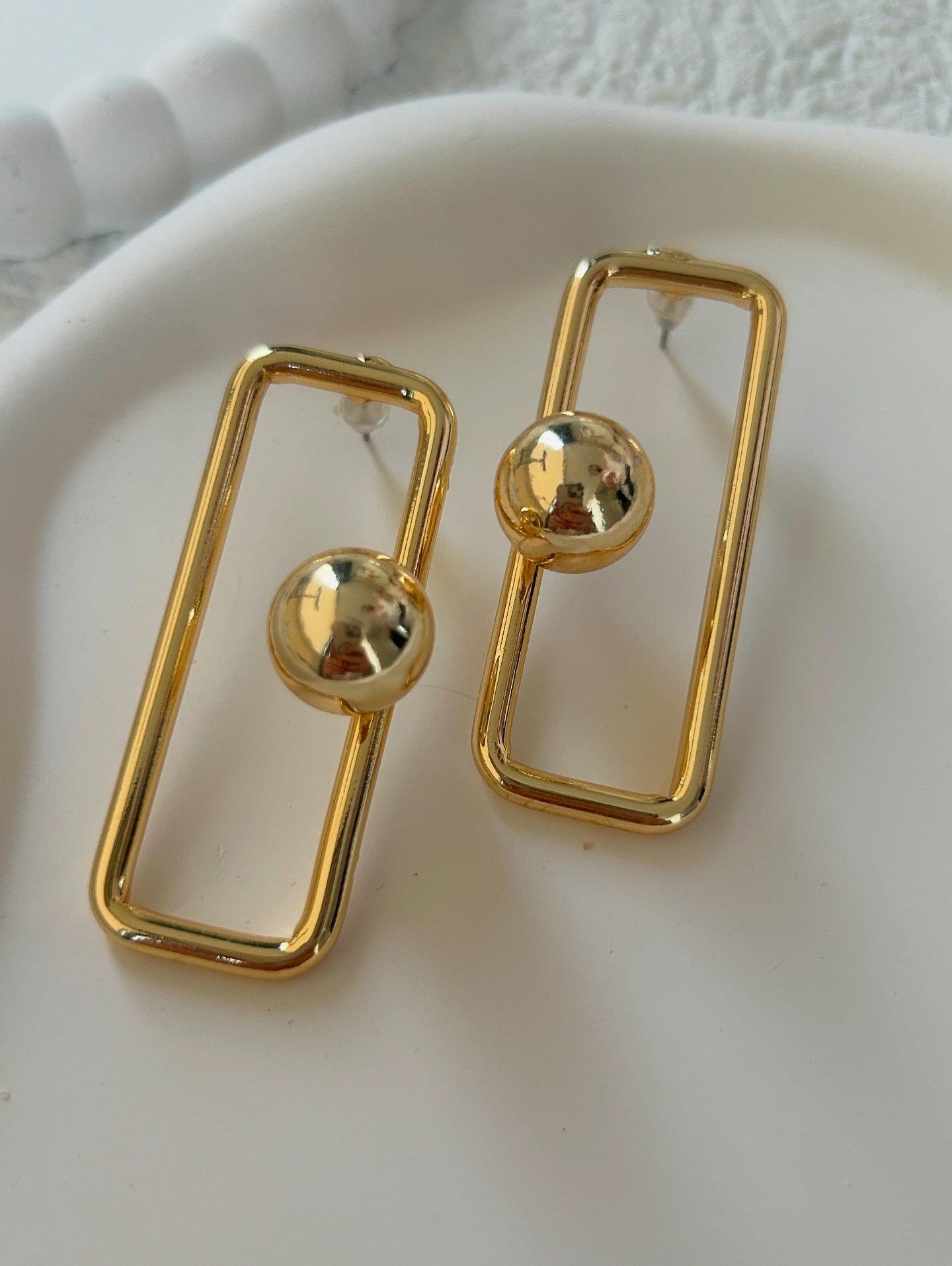 Dikdörtgen Top Detay Gold Küpe