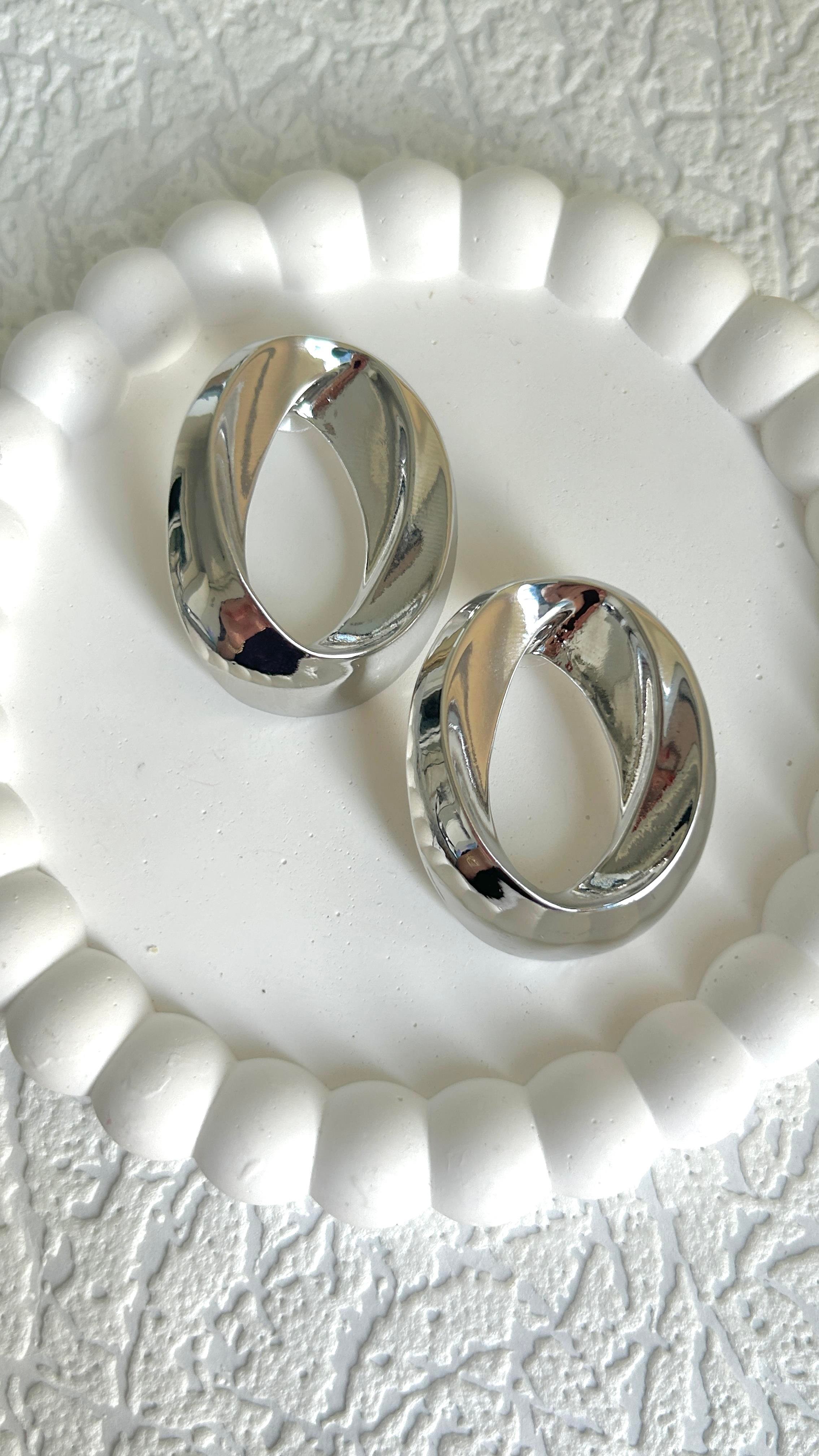 Oval Tasarım Silver Küpe