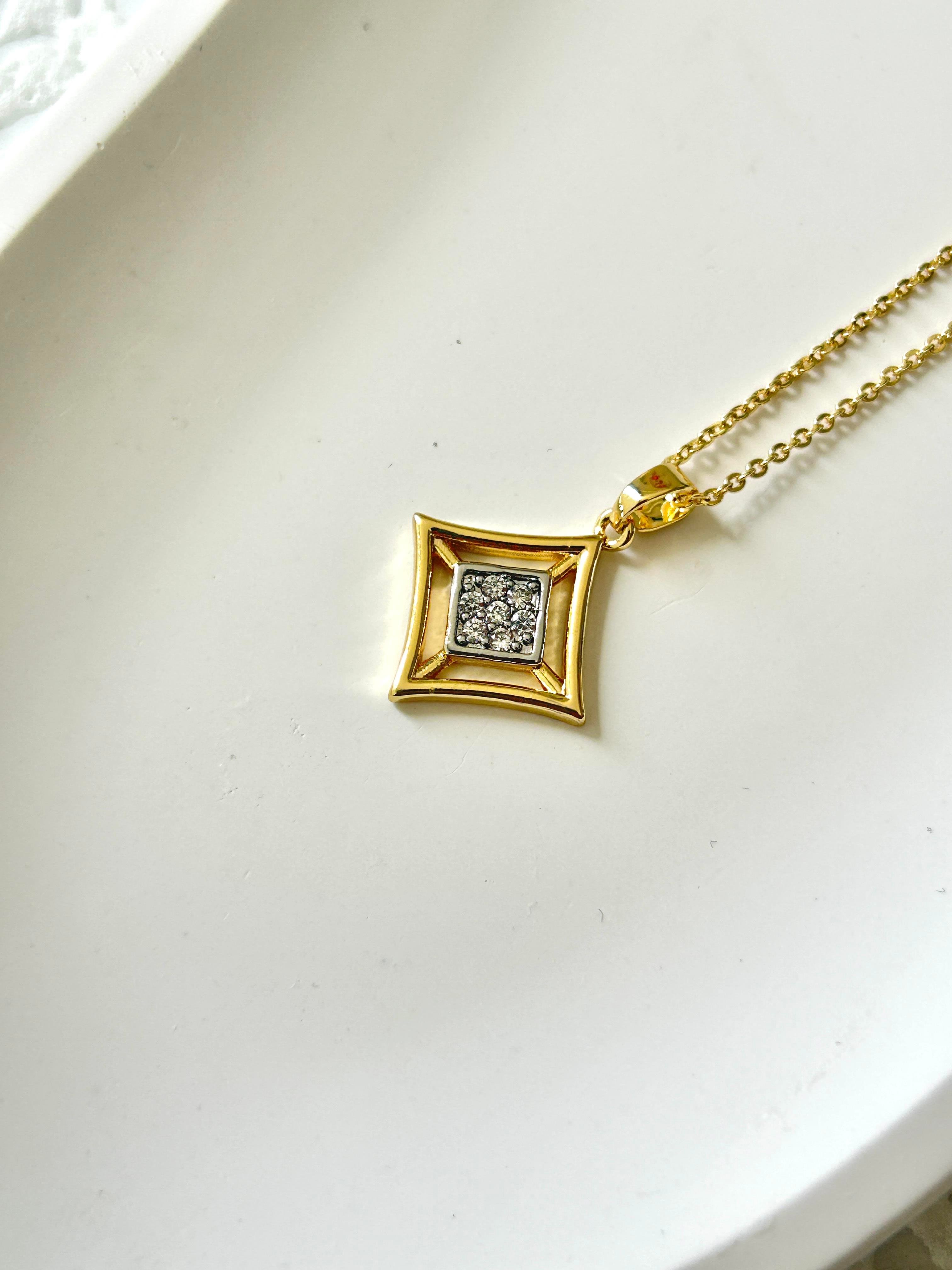 Premium Zirkon Taşlı Aurora Kare Kolye 