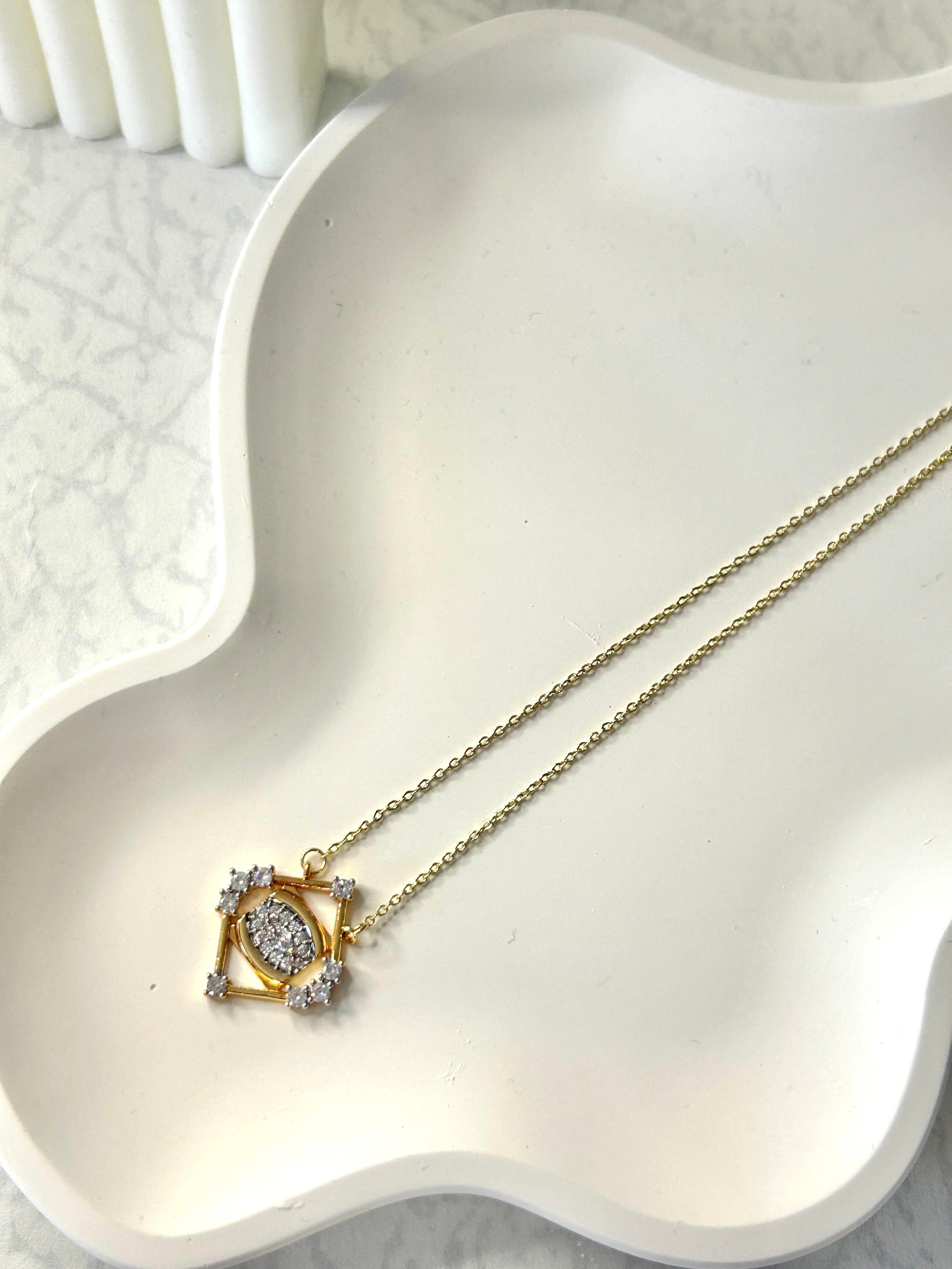 Premium Zirkon Taşlı Çerçeve Göz Kolye