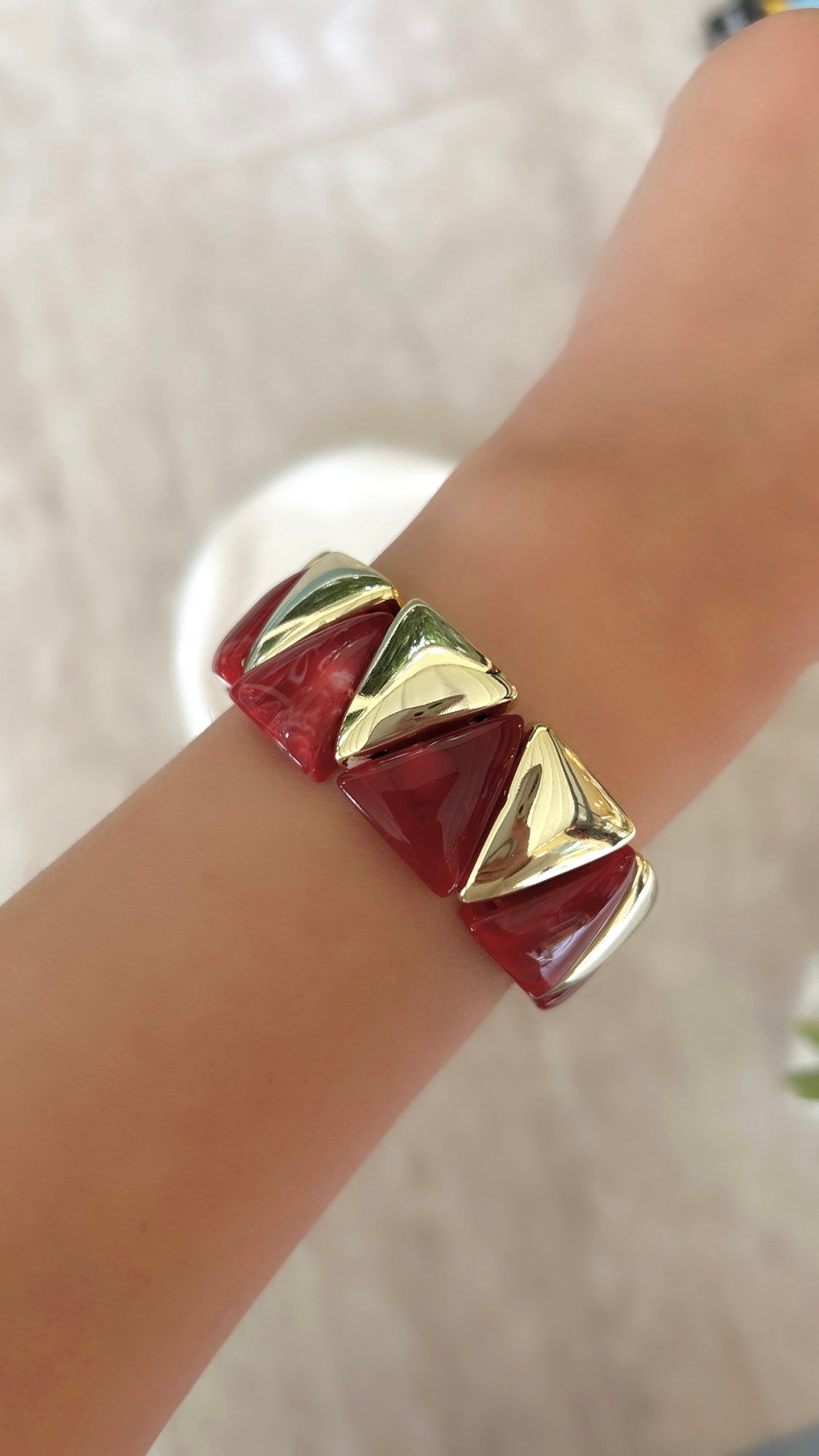 Üçgen Detaylı Bordo Gold Lastikli Bileklik