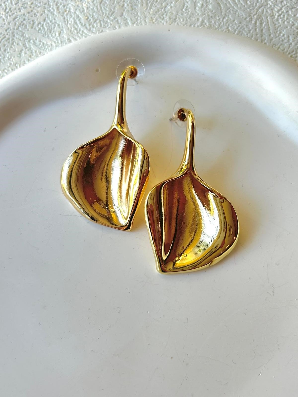 Yaprak Formlu Gold Küpe