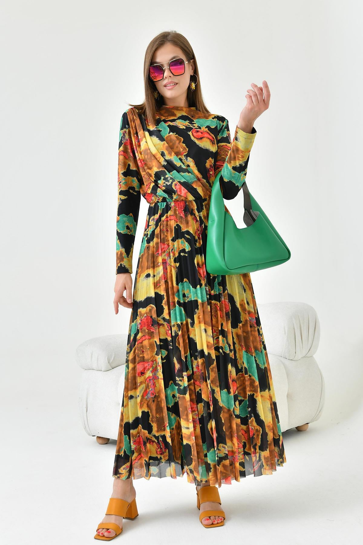 Arka Yaka 3 Düğmeli Pliseli Elbise Sarı