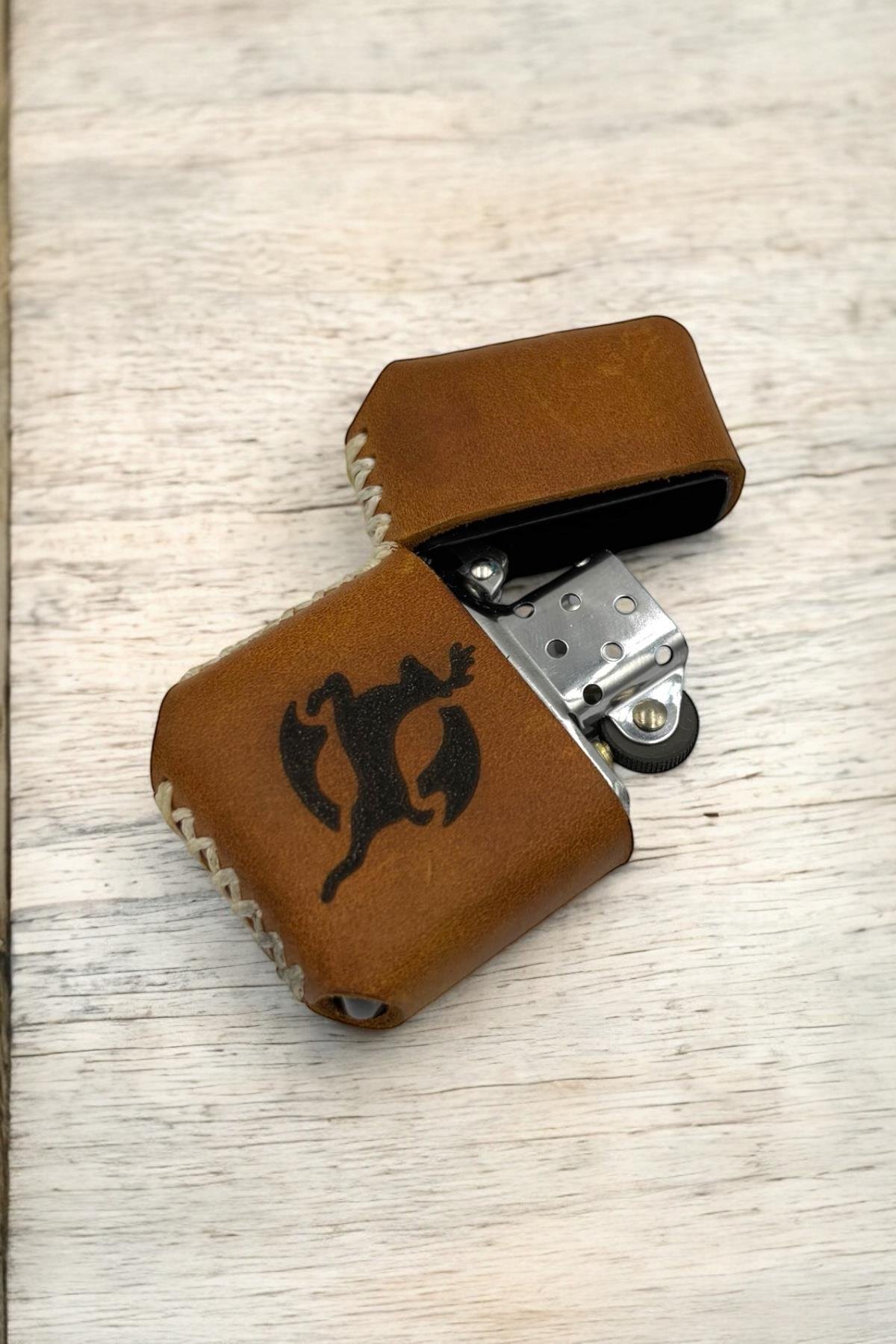 Renlos El Yapımı Hakiki Deri Zippo Tarzı Çakmak - Özel Tasarım ve KaliteAKSESUARRENLOSRenlos El Yapımı Hakiki Deri Zippo Tarzı Çakmak - Özel Tasarım ve Kalite