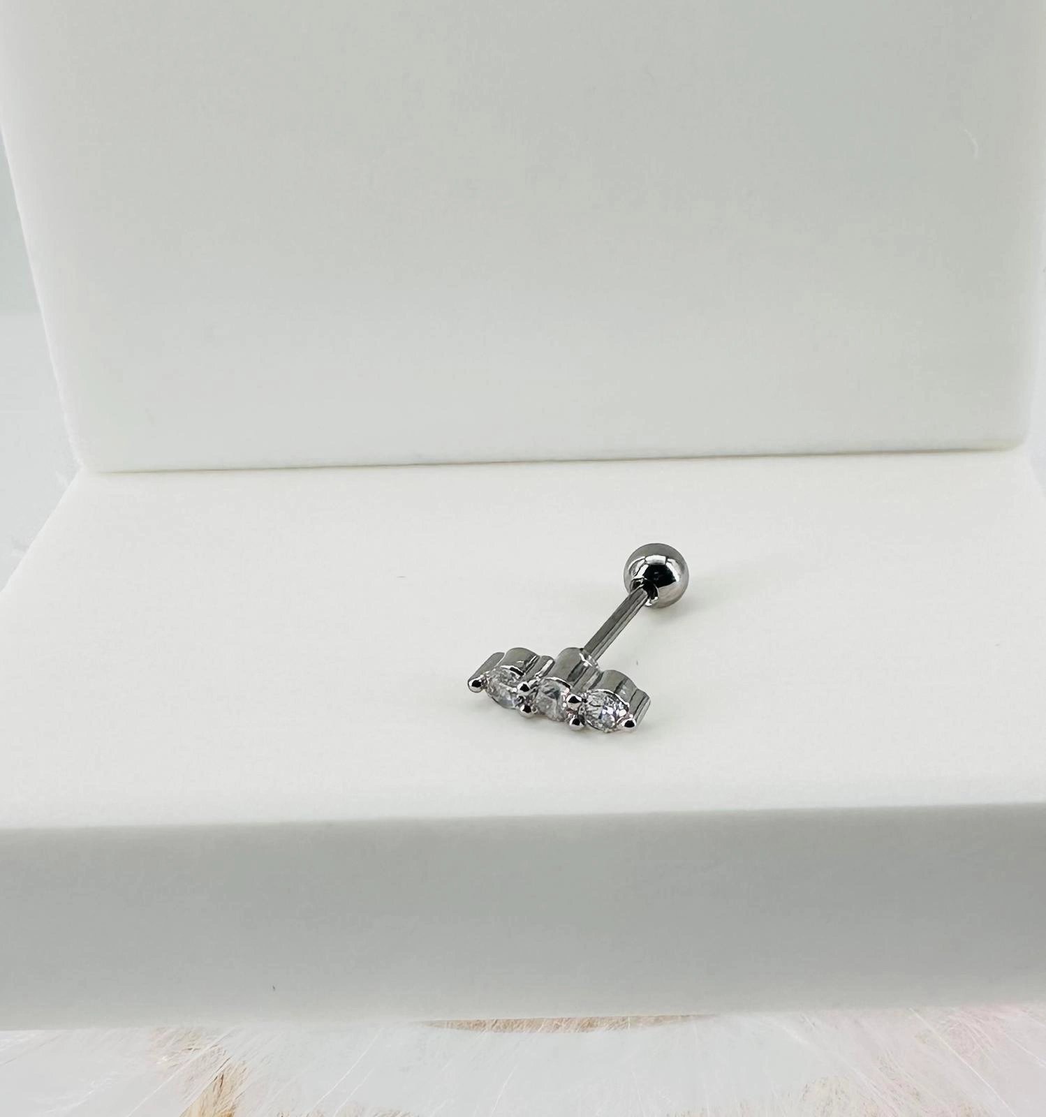 Rodyum Zirkon Taşlı Uç Kısmı : Pirinç Kıkırdak Bar Uzunluğu : 6 Mm / Bar Kalınlığı 0.8 Mm / Top Boyu 3 Mm - Pt0018