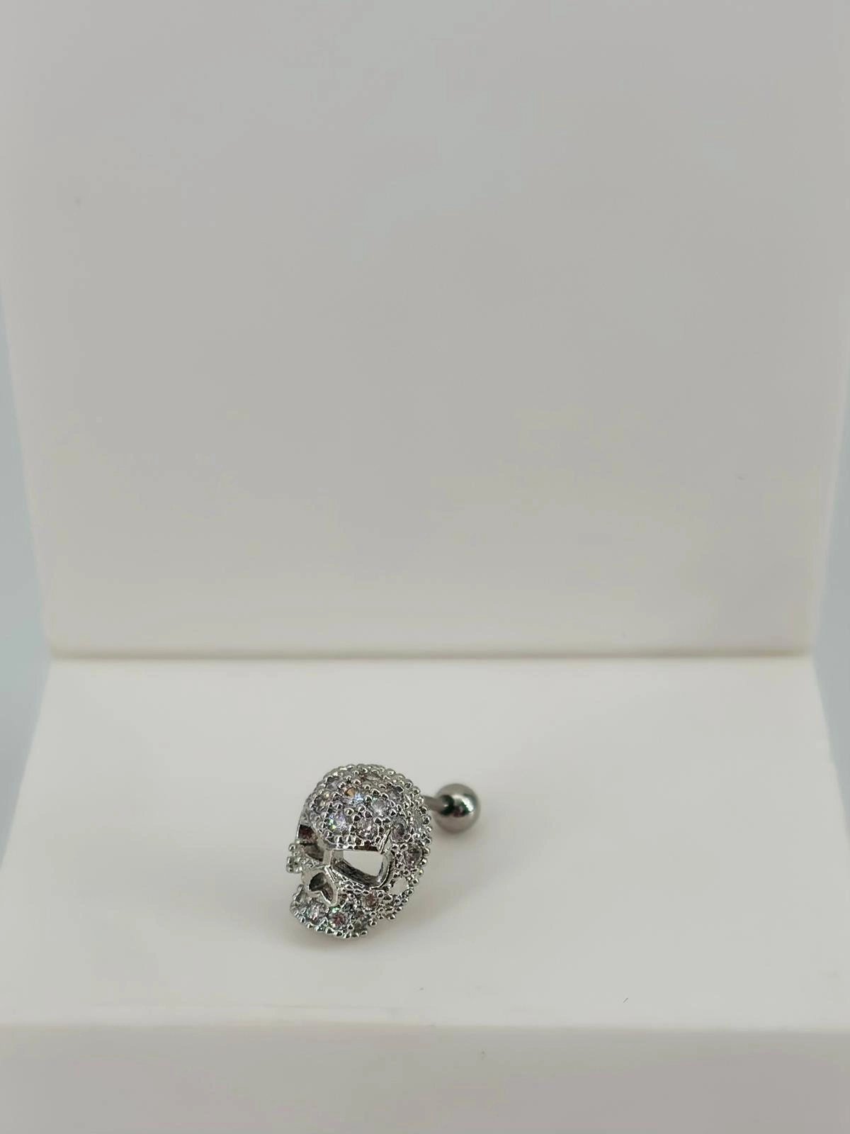 Rodyum Zirkon Taşlı Uç Kısmı : Pirinç Kıkırdak Bar Uzunluğu : 6 Mm / Bar Kalınlığı 0.8 Mm / Top Boyu 3 Mm  - Pt0050
