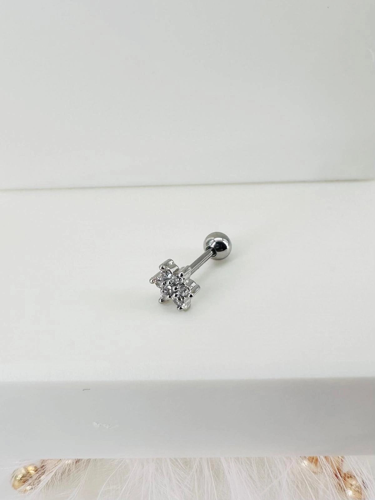 Rodyum Zirkon Taşlı Uç Kısmı : Pirinç Kıkırdak Bar Uzunluğu : 6 Mm / Bar Kalınlığı 0.8 Mm / Top Boyu 3 Mm - Pt0002