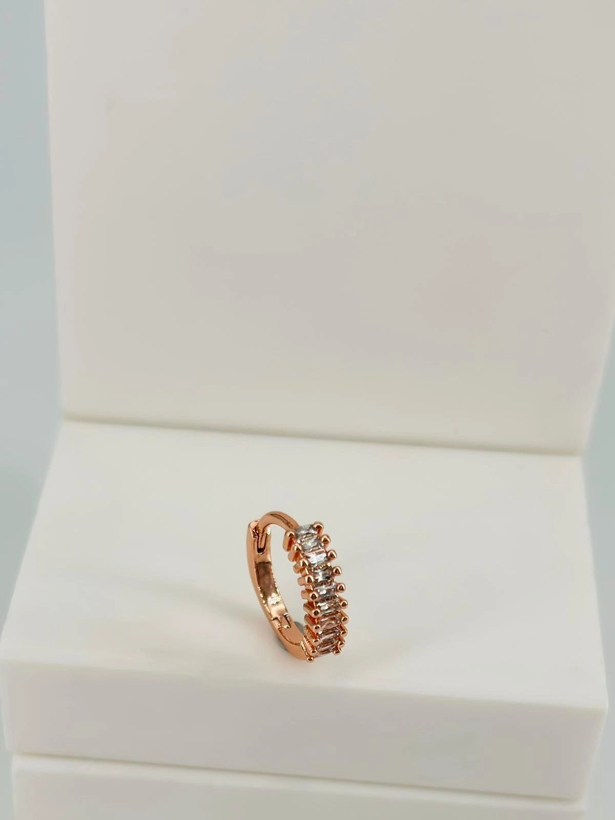 Rose Zirkon Taşlı Uç Kısmı : Pirinç Kıkırdak Bar Uzunluğu : 6 Mm / Bar Kalınlığı 0.8 Mm / Top Boyu 3 Mm / Çap 10 Mm - Pt0081-1